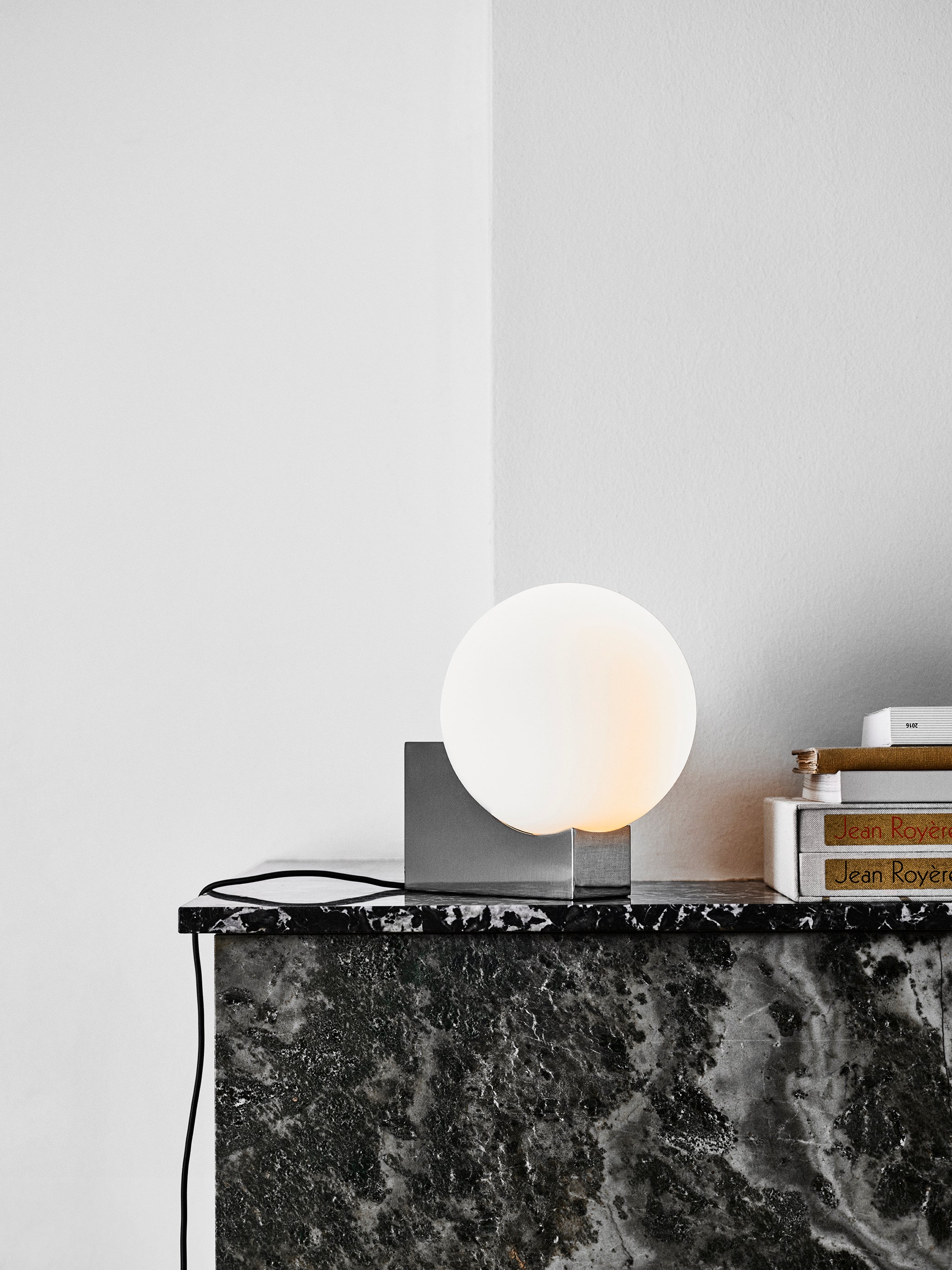 Lampa stolná JOURNEY SH1 s mliečnym tienidlo a šedým podstavcom