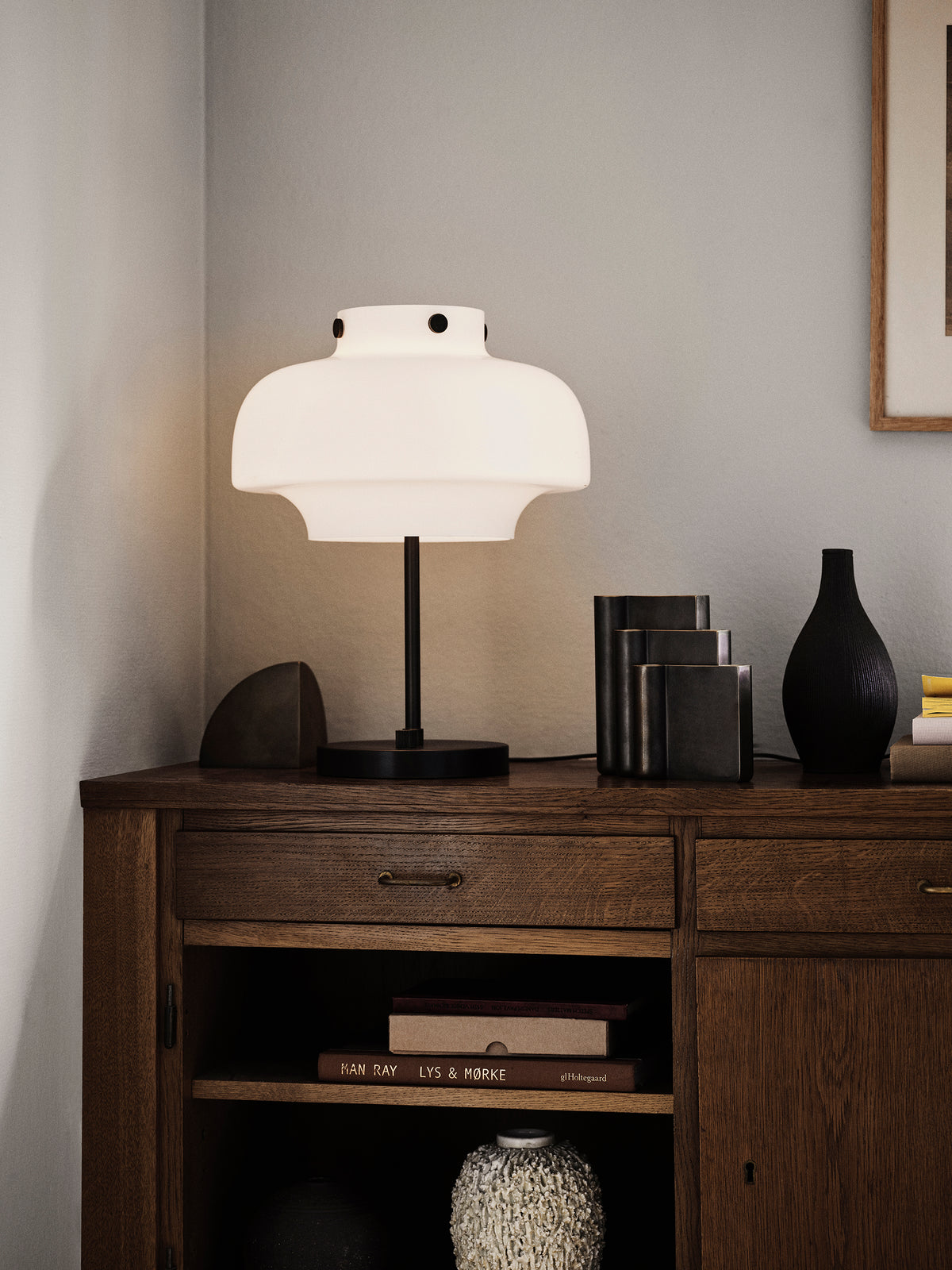 Stolná lampa COPENHAGEN SC13 opálový tienidlo s bronzovou mosadznou základňou