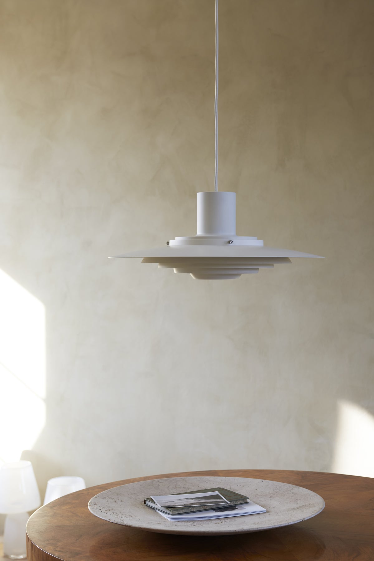 Matná biela závesná lampa P376