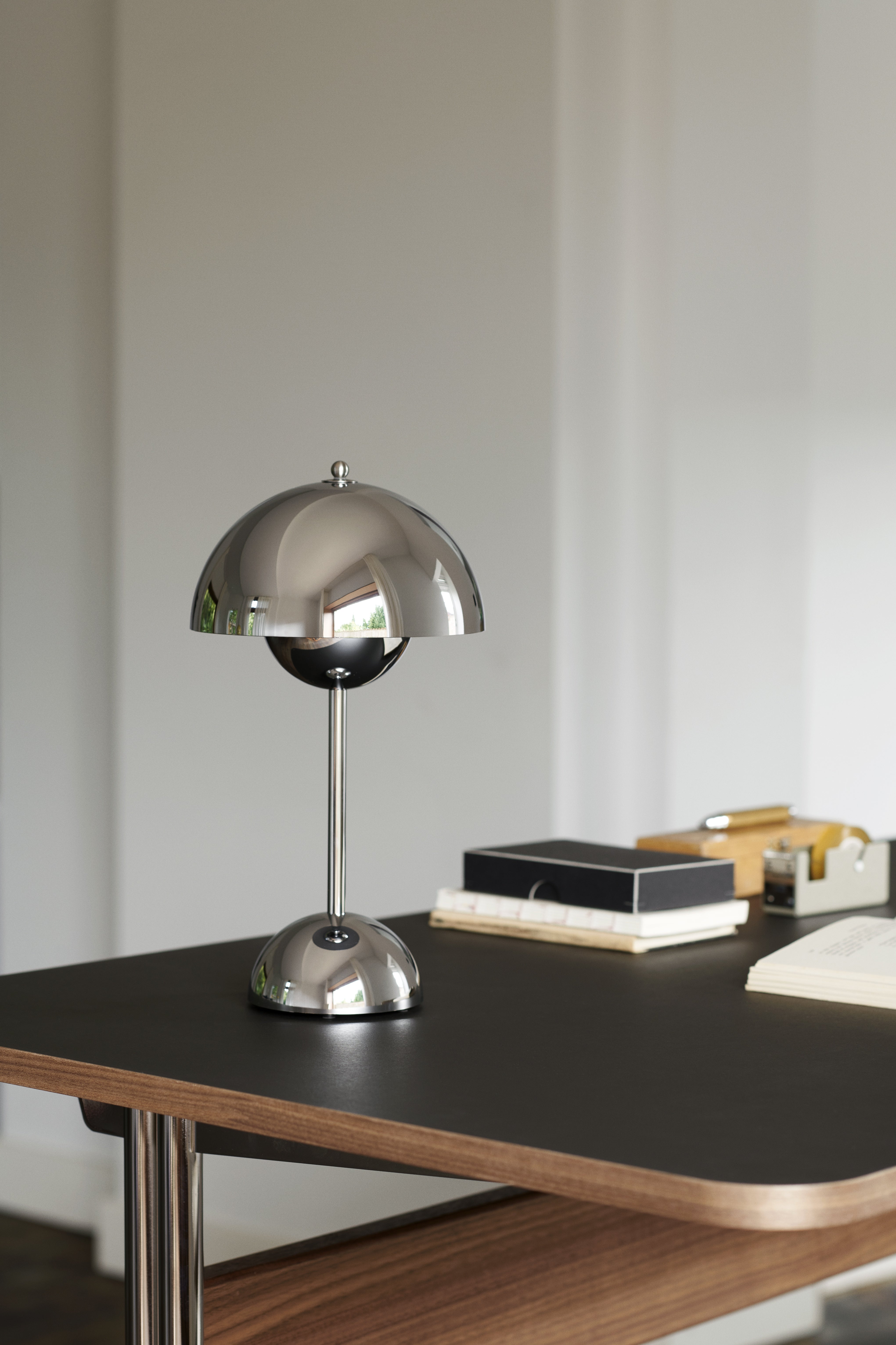 Prenosná lampa FLOWERPOT VP9 v chrómovom prevedení