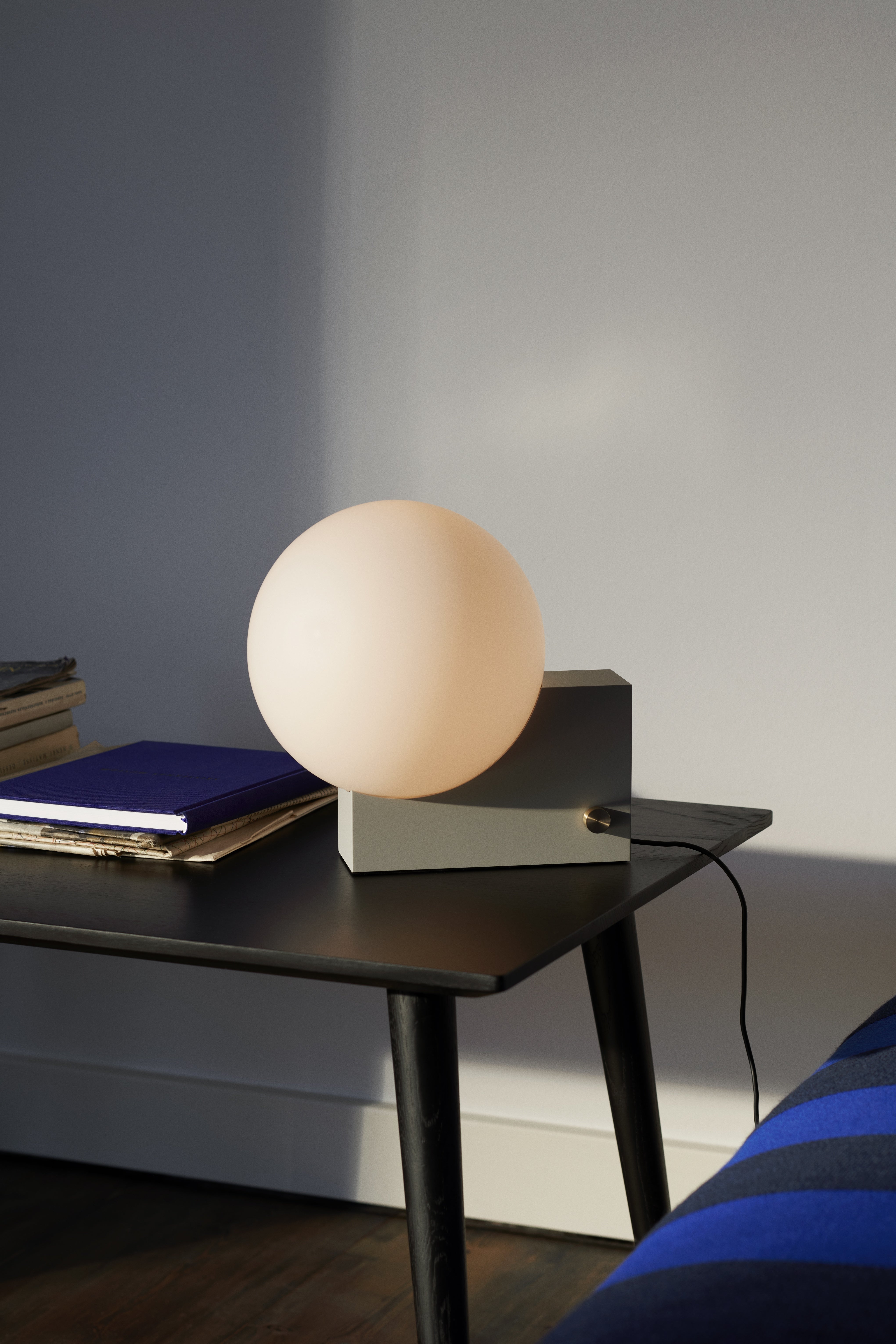 Lampa stolná JOURNEY SH1 s mliečnym tienidlo a šedým podstavcom