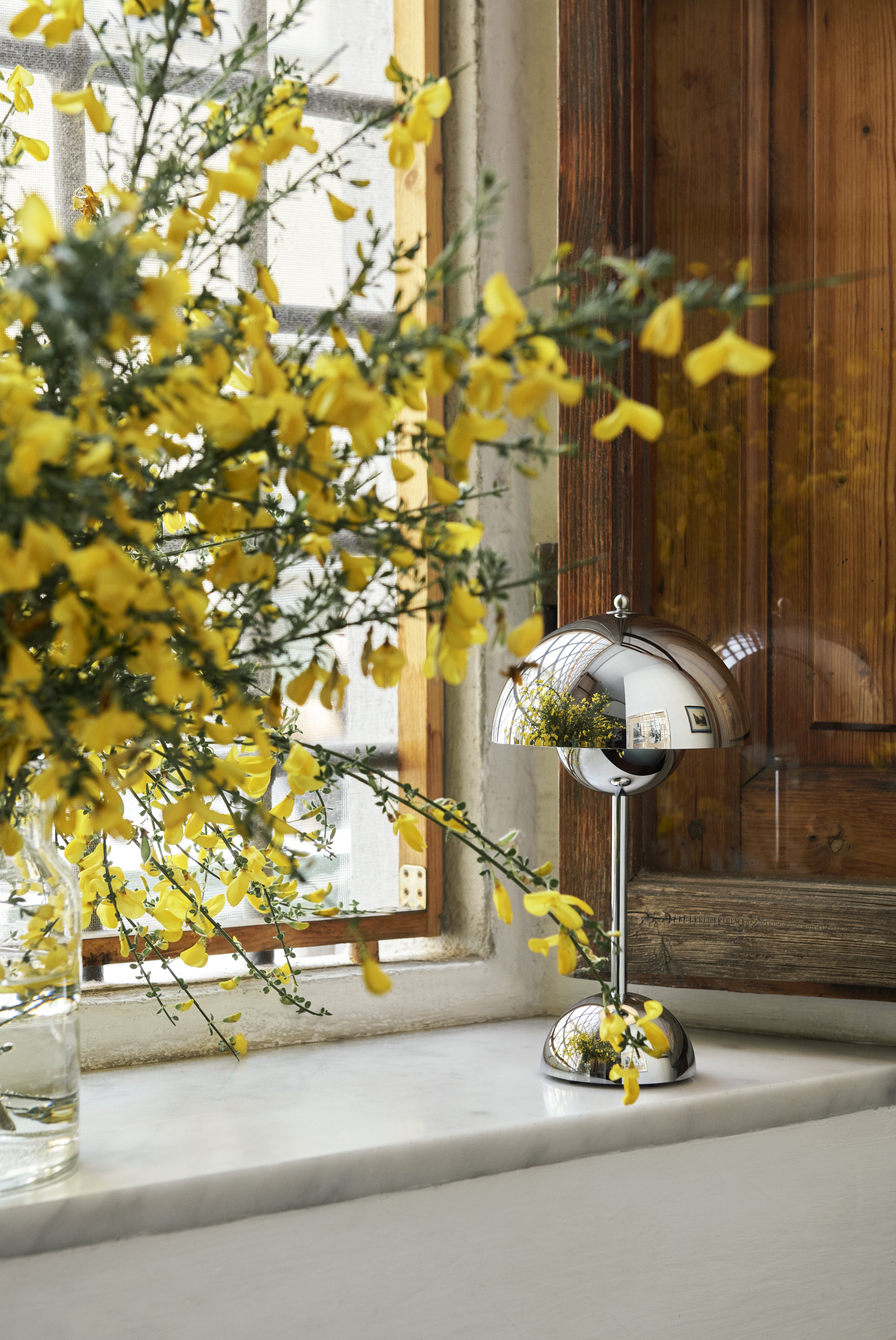 Prenosná lampa FLOWERPOT VP9 v chrómovom prevedení