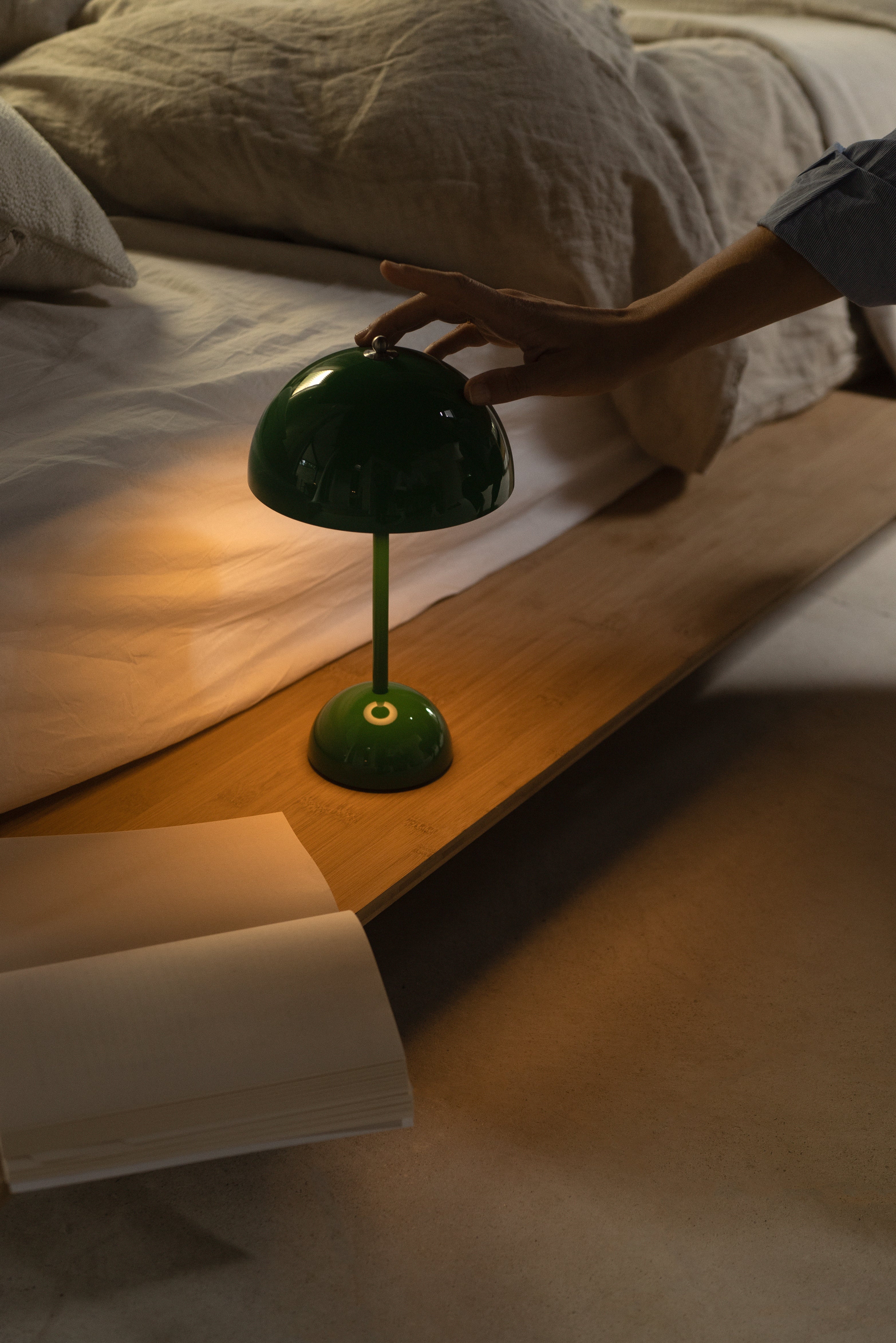 Prenosná lampa FLOWERPOT VP9 v intenzívnej zelenej farbe