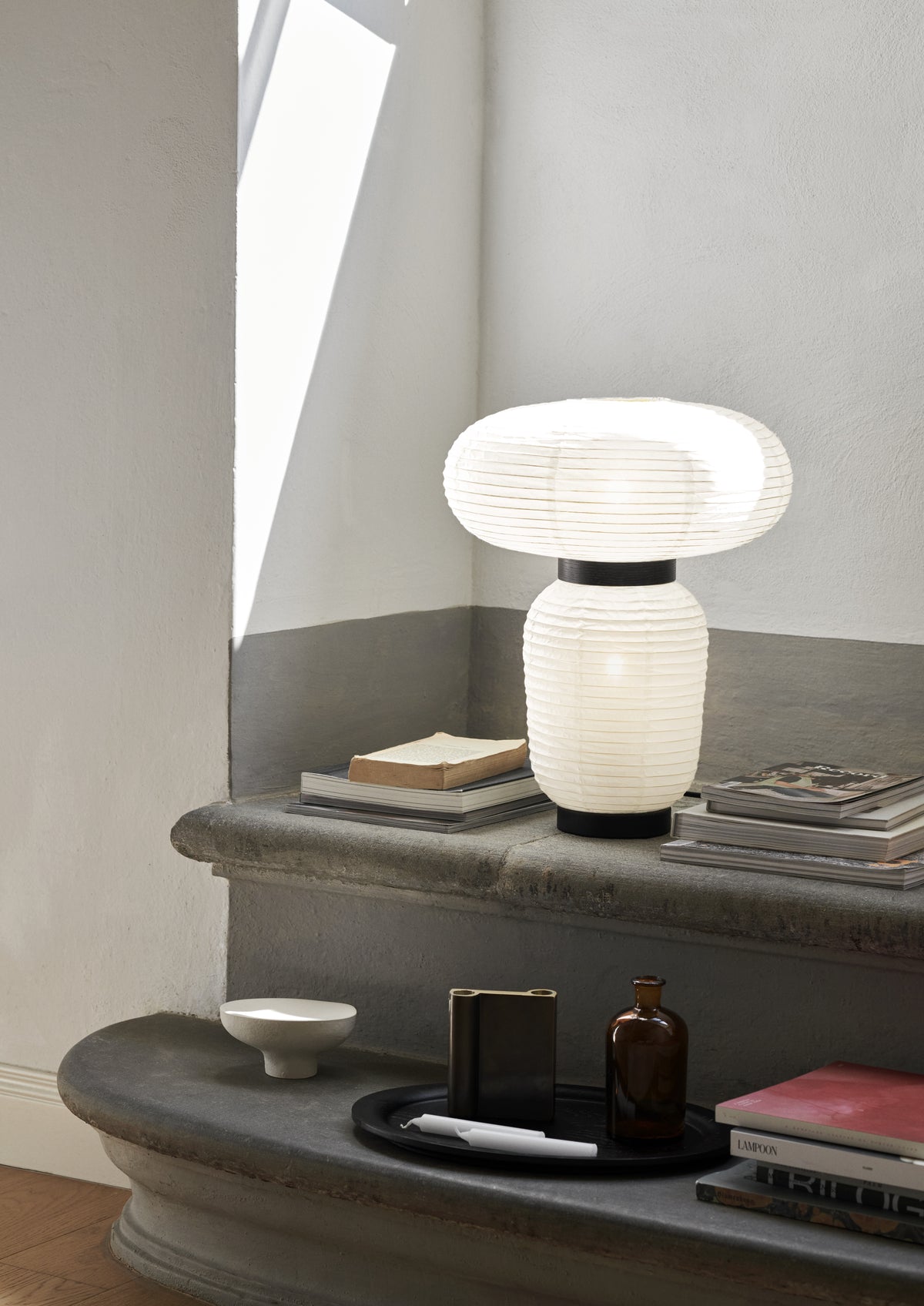 Stolná lampa FORMAKAMI JH18 s bielym papierovým tienidlom a čiernym dubovým povrchom