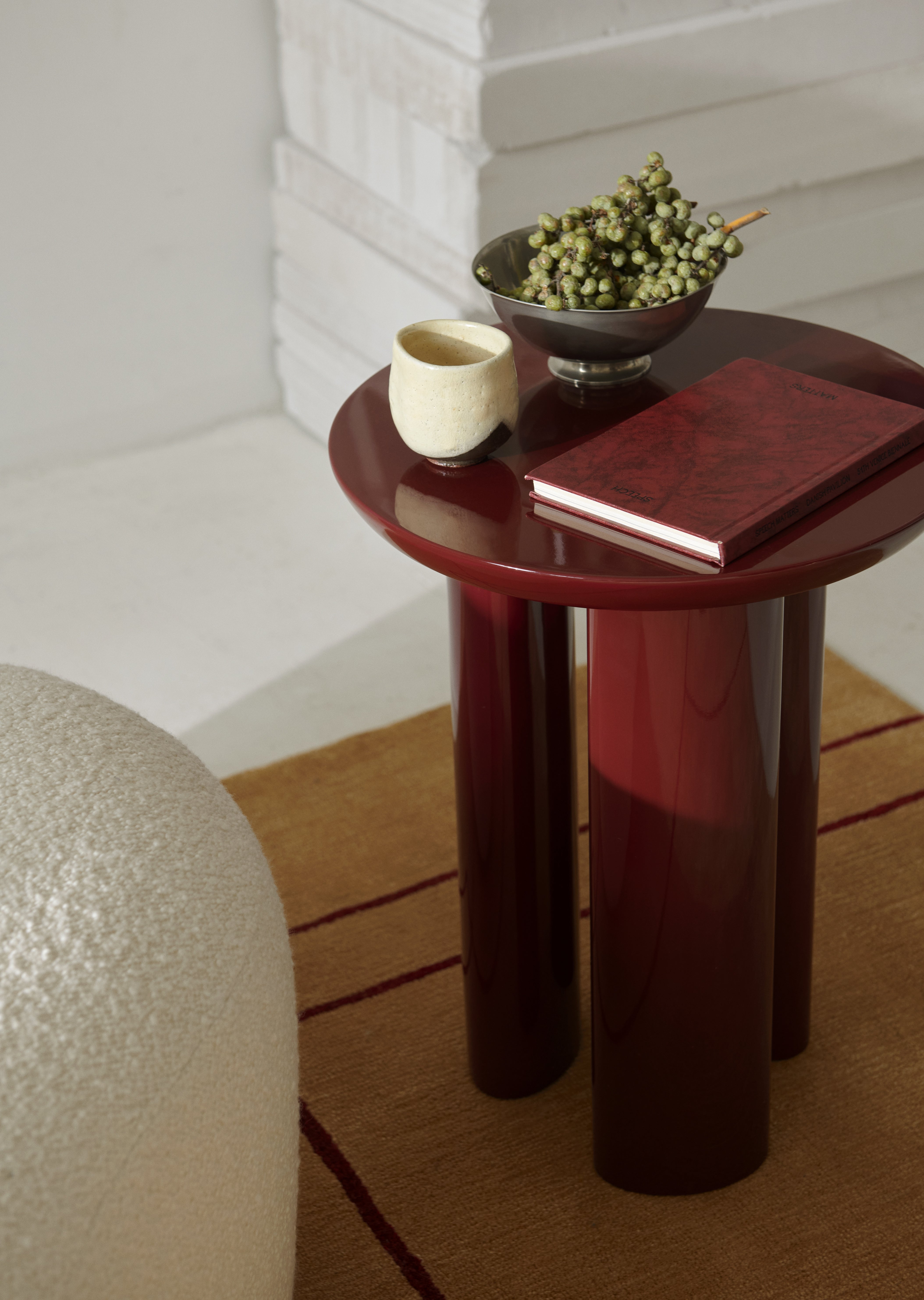 Bocný stolík TUNG JA3 v burgundskej farbe