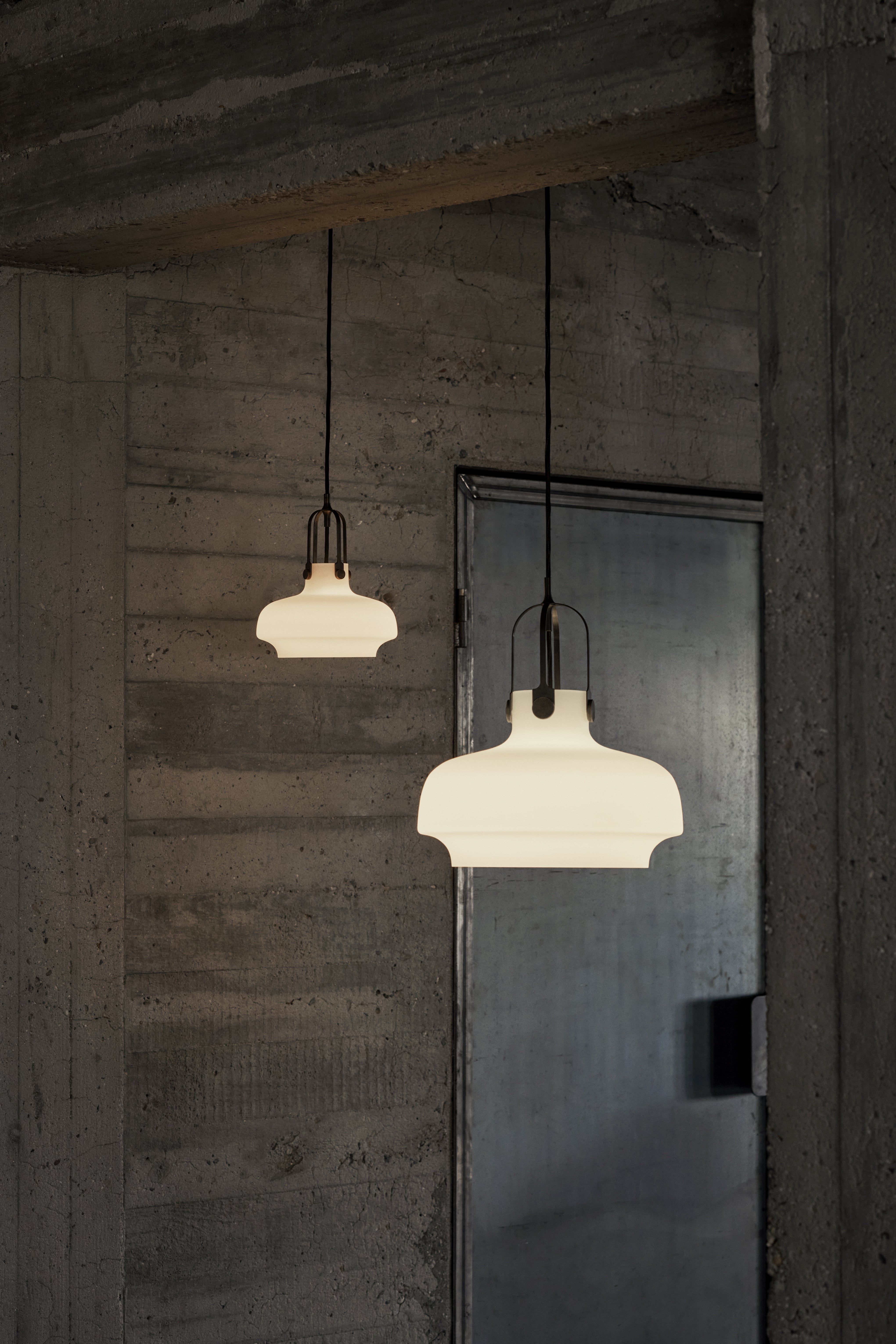 Lampa visí COPENHAGEN s opálovým tienidlo a hnedým povrchom.