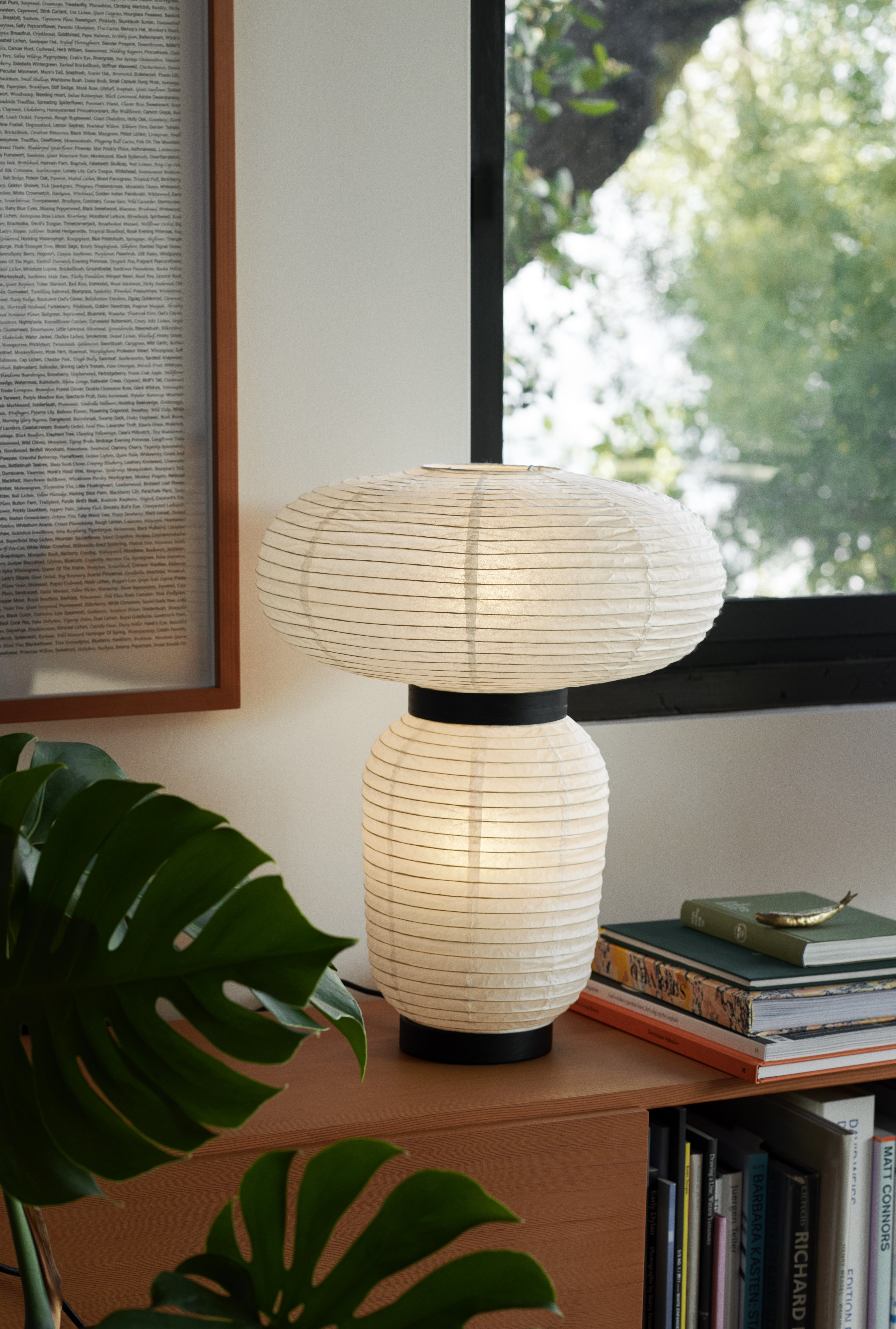 Stolná lampa FORMAKAMI JH18 s bielym papierovým tienidlom a čiernym dubovým povrchom