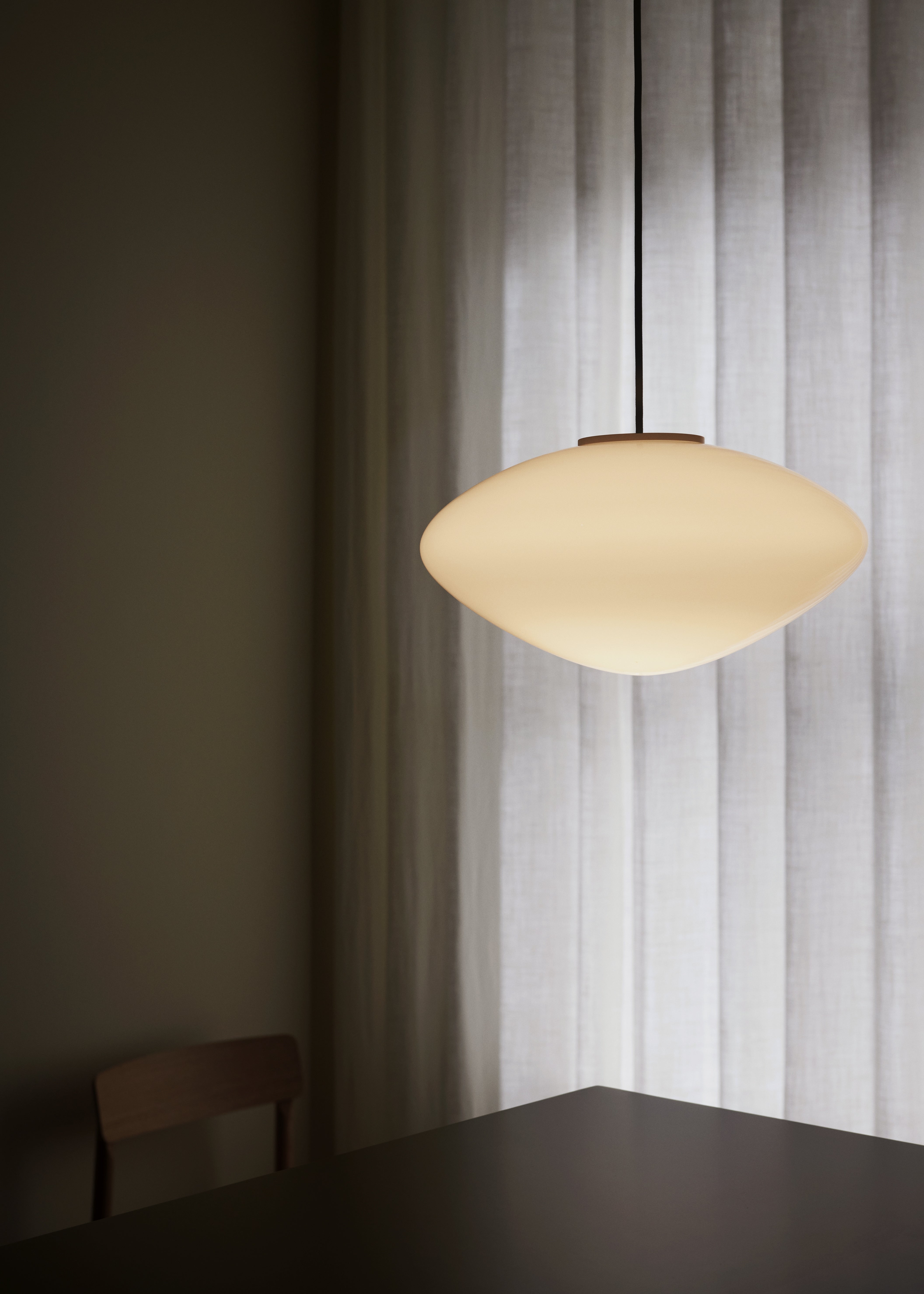 Závesná lampa MIST s opálovým tienidlom