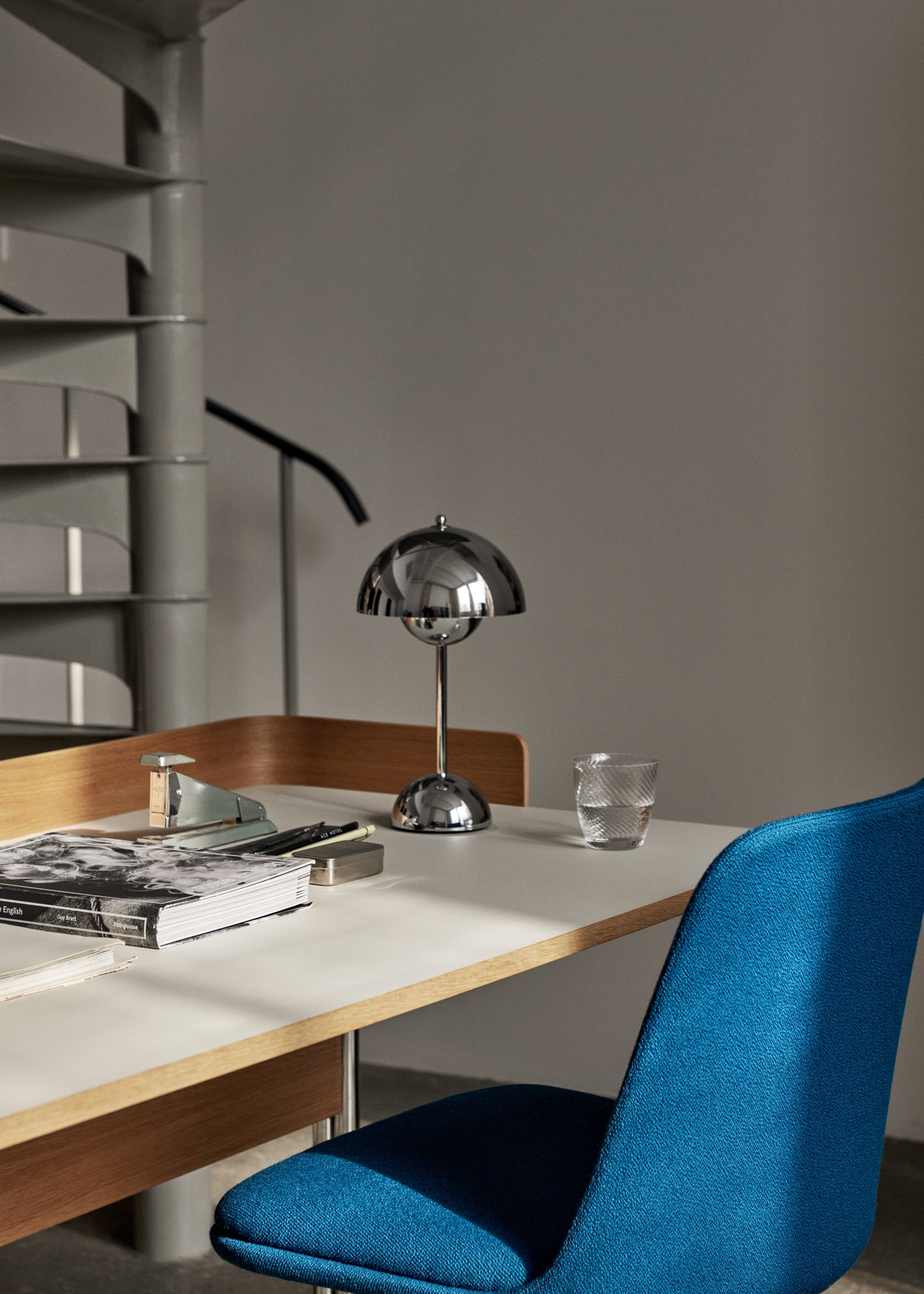 Prenosná lampa FLOWERPOT VP9 v chrómovom prevedení