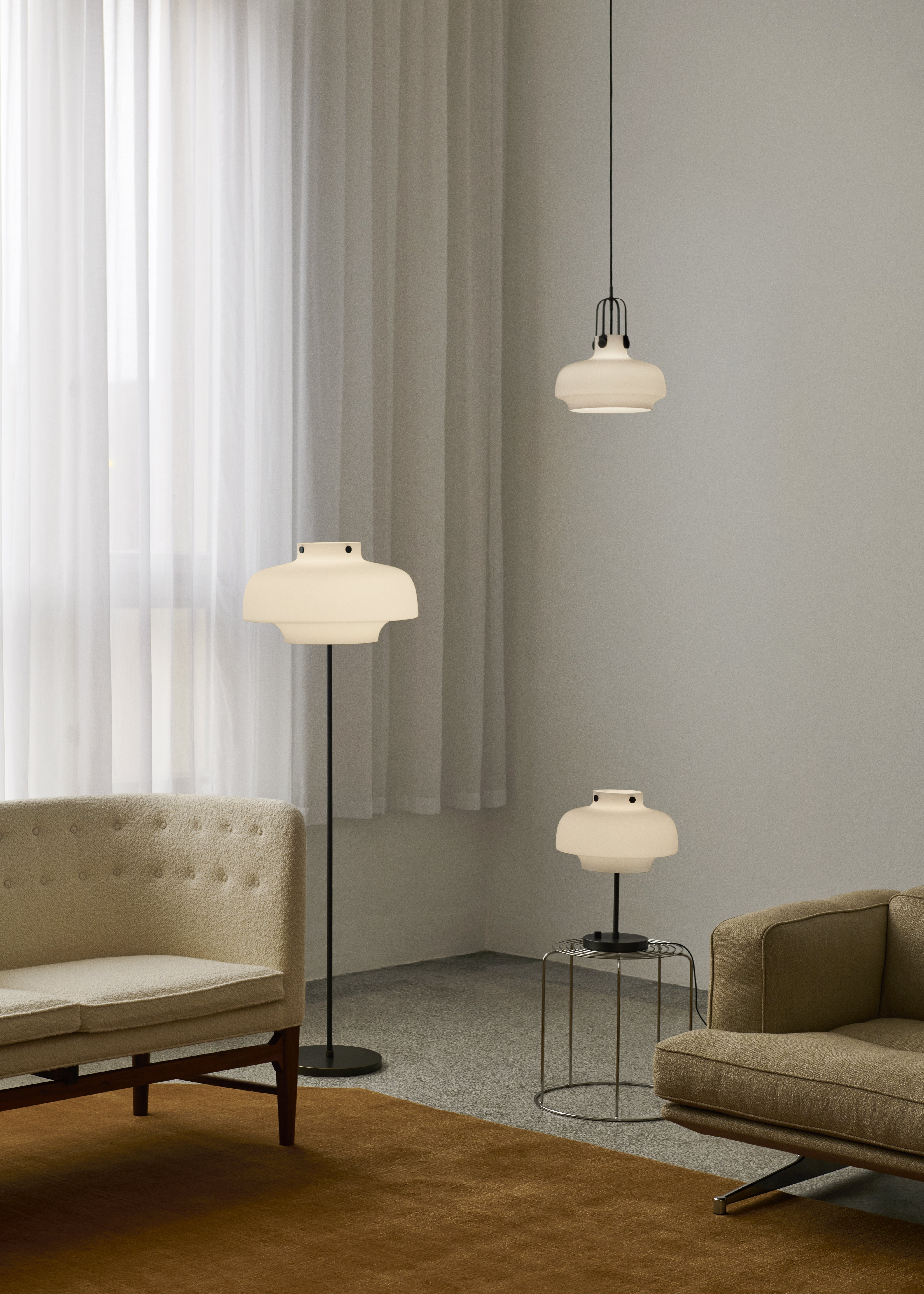 Lampa visí COPENHAGEN s opálovým tienidlo a hnedým povrchom.