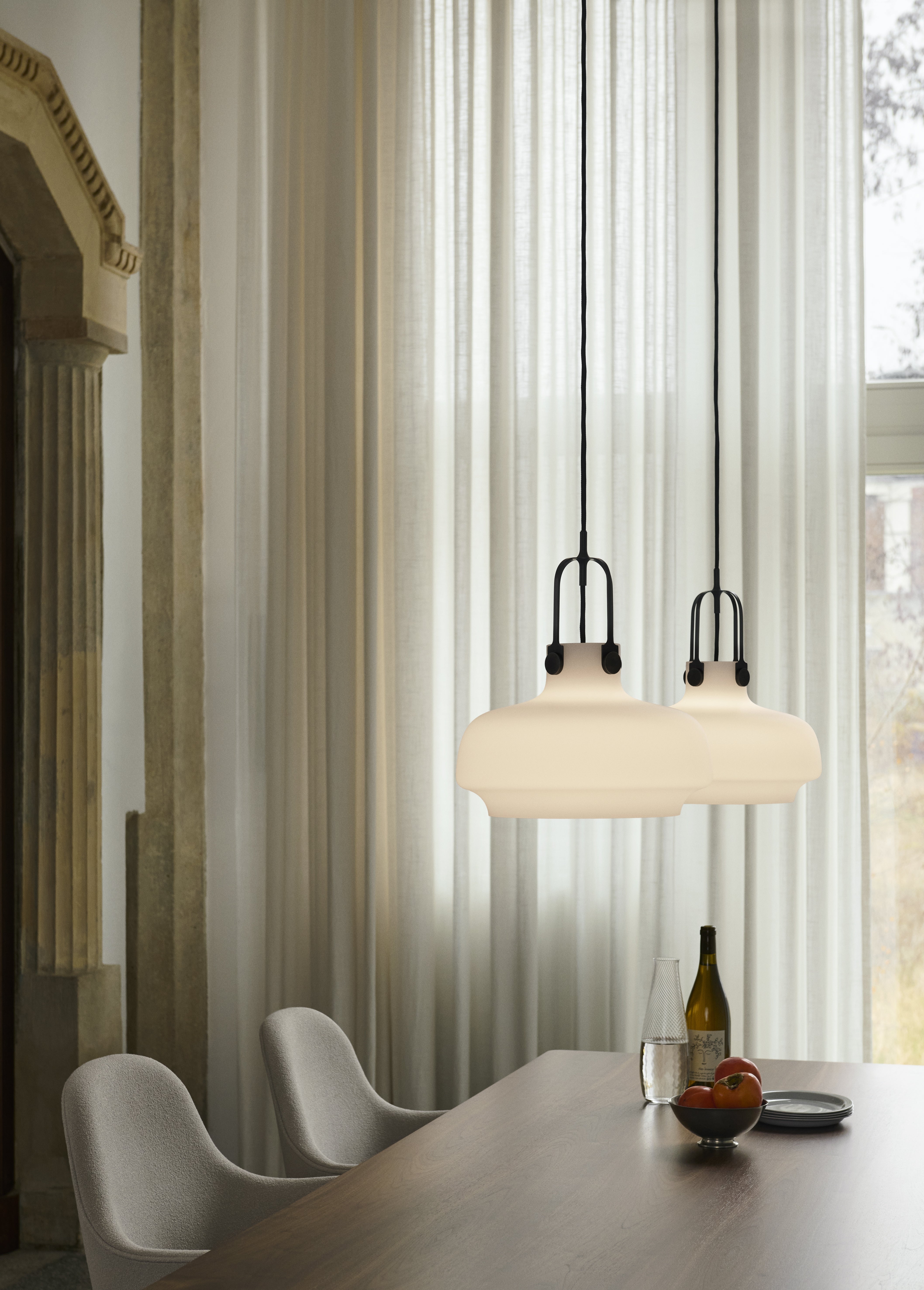 Lampa visí COPENHAGEN s opálovým tienidlo a hnedým povrchom.
