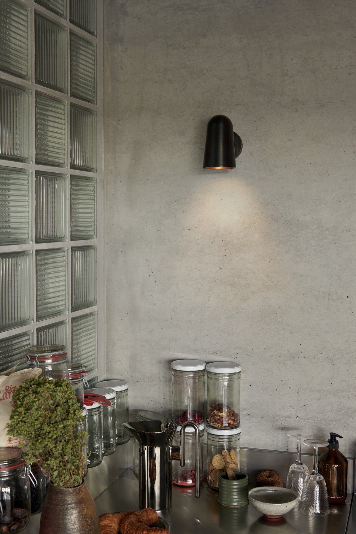 Exteriérová nástenná lampa SOLID čierna