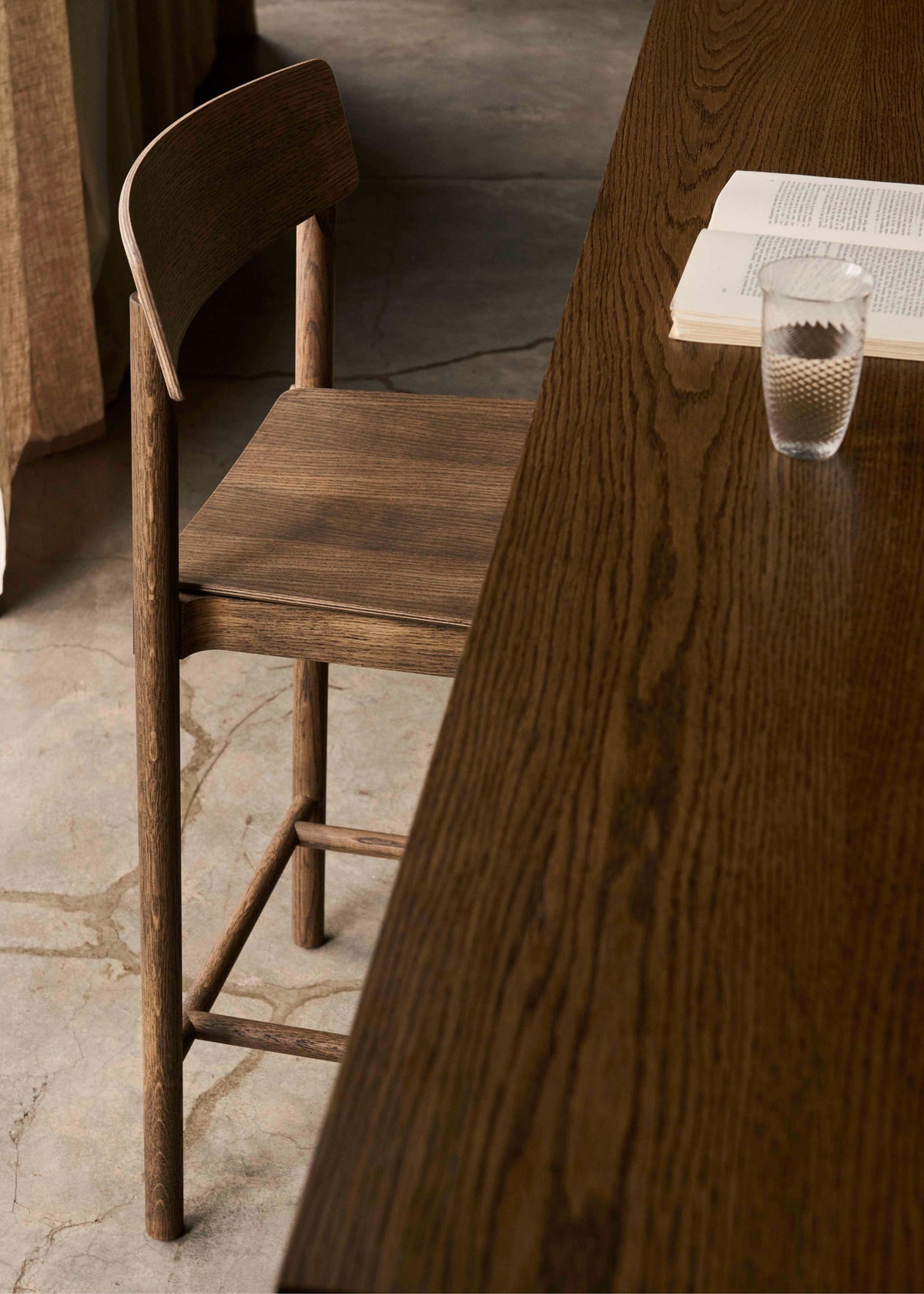 Barový stôl IN BETWEEN lakovaný dub