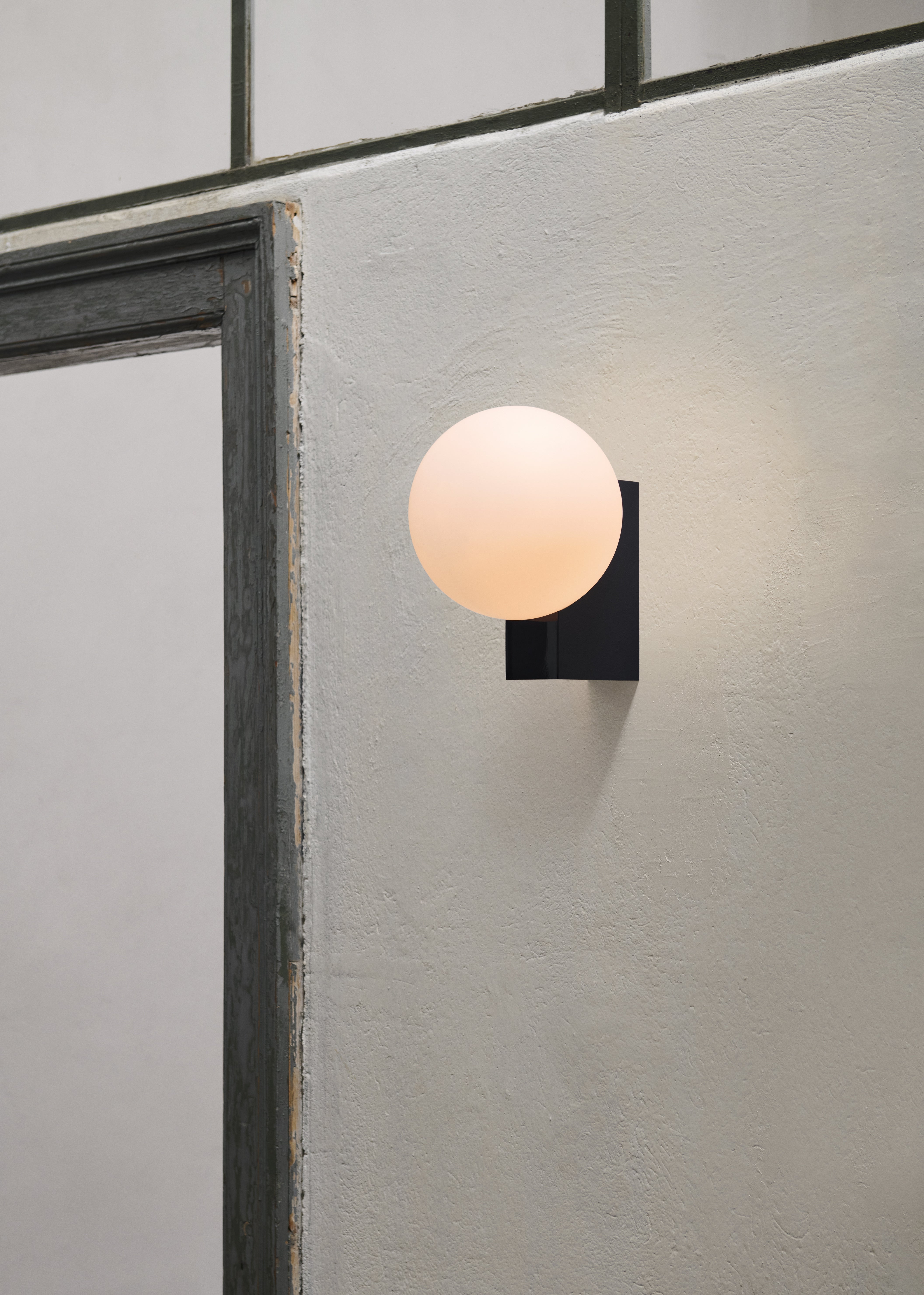 Nástenná lampa JOURNEY SH2 so skleneným tienidlo a čiernym podstavcom