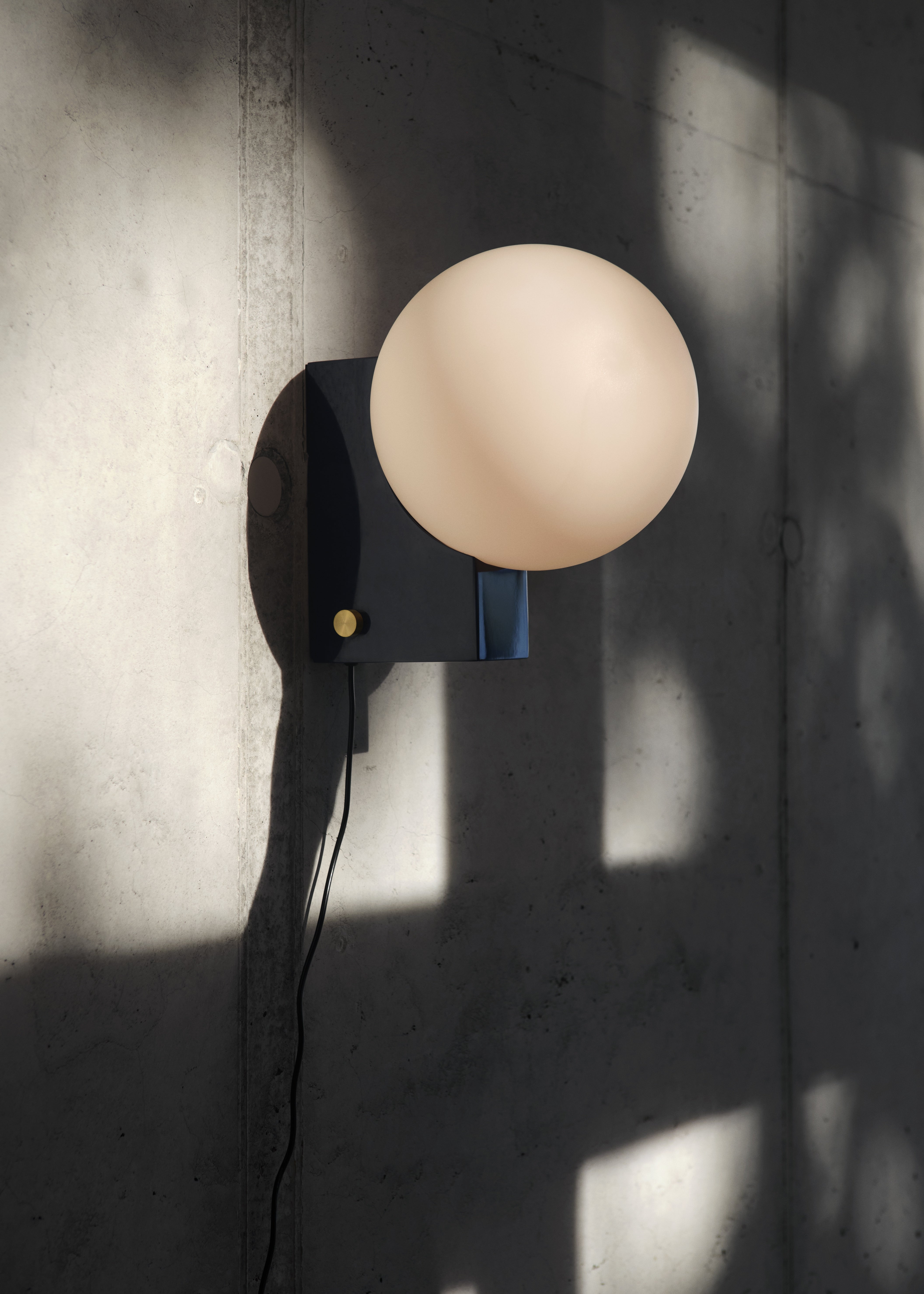 Nástenná lampa JOURNEY SH2 so skleneným tienidlo a čiernym podstavcom