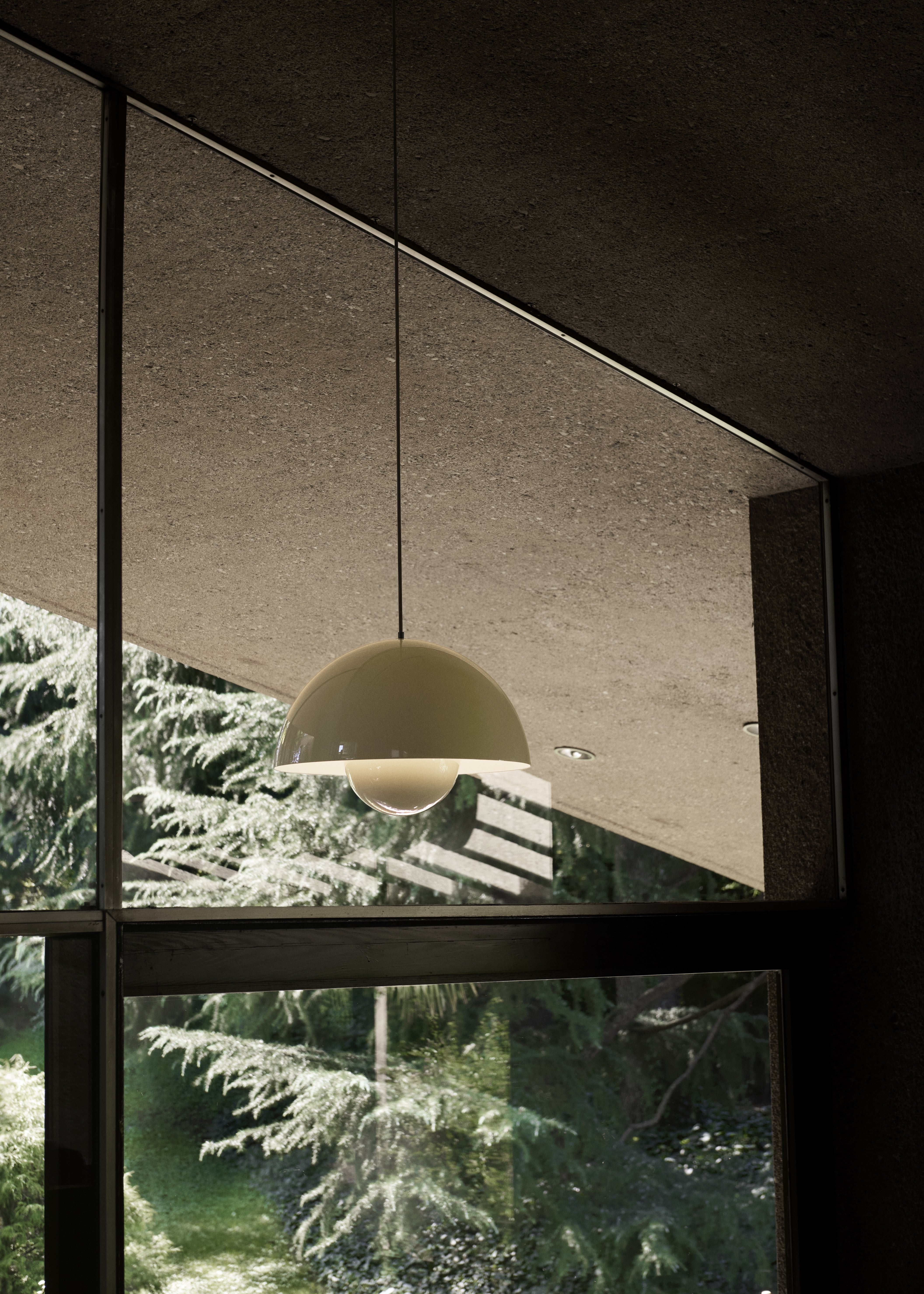 Lampa visiacá FLOWERPOT slonová kosť