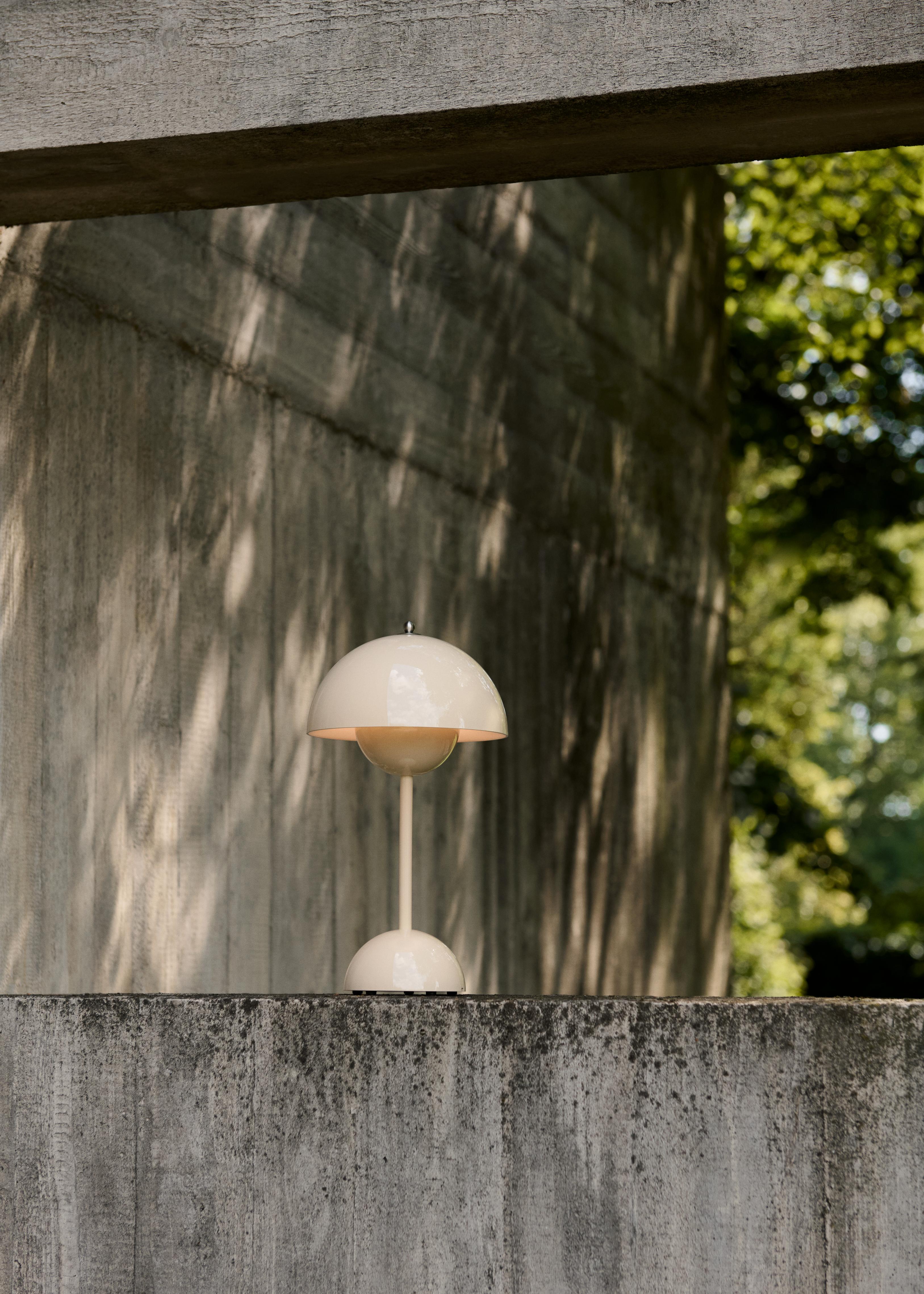 Prenosná lampa FLOWERPOT VP9 slonová kosť