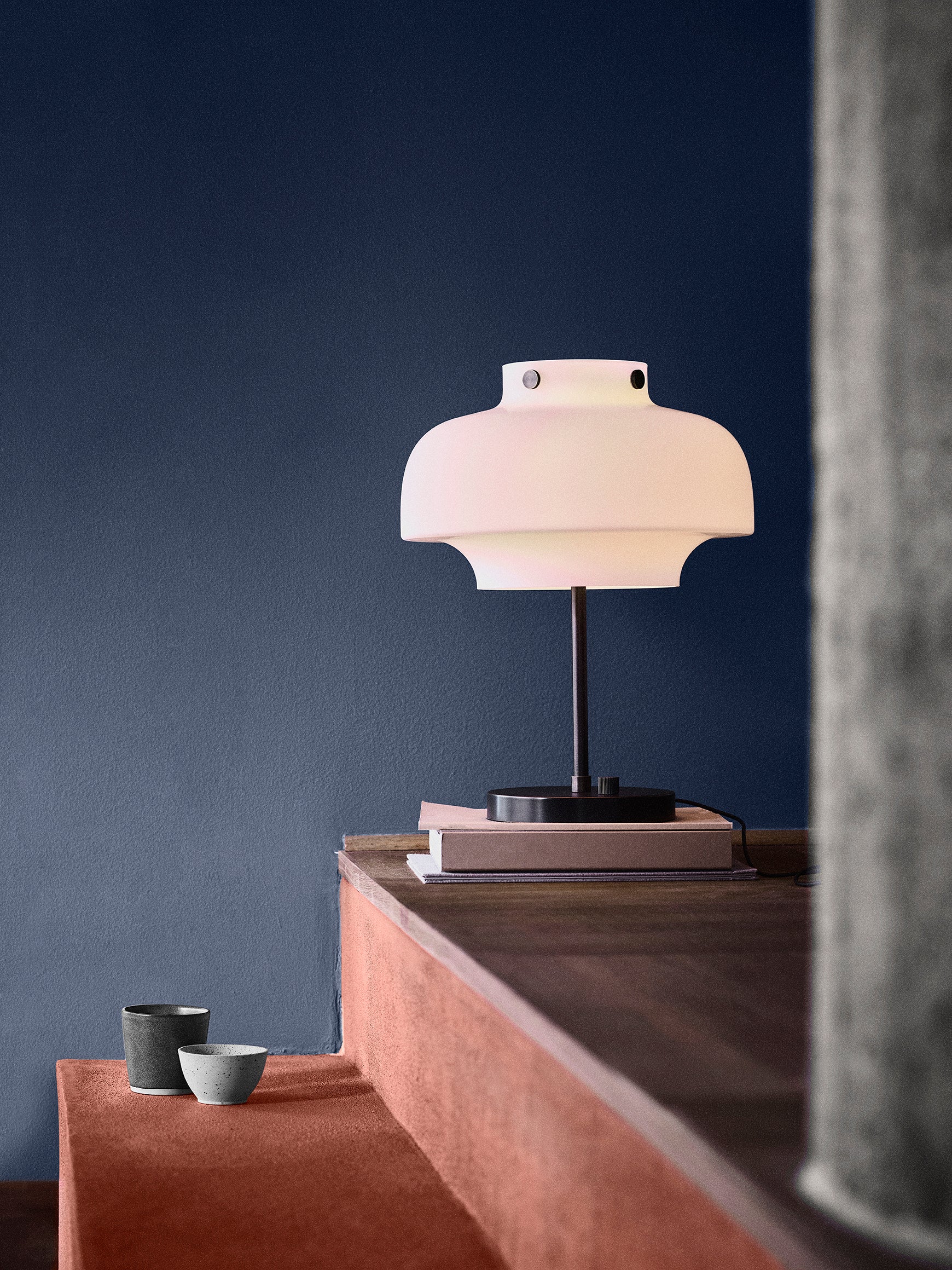 Stolná lampa COPENHAGEN SC13 opálový tienidlo s bronzovou mosadznou základňou