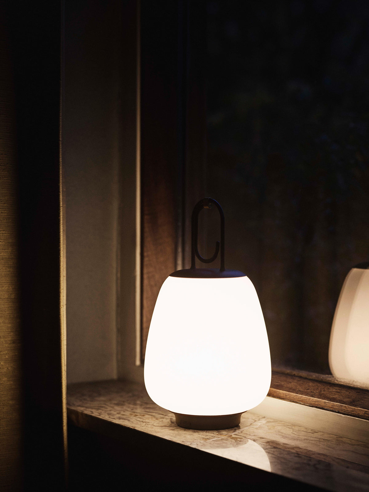 Prenosná vonkajšia lampa LUCCA SC51 biela s čiernym povrchom