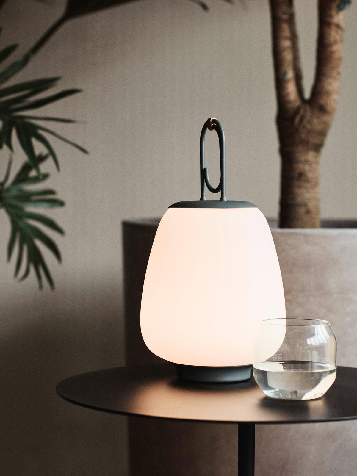 Prenosná vonkajšia lampa LUCCA SC51 biela s čiernym povrchom