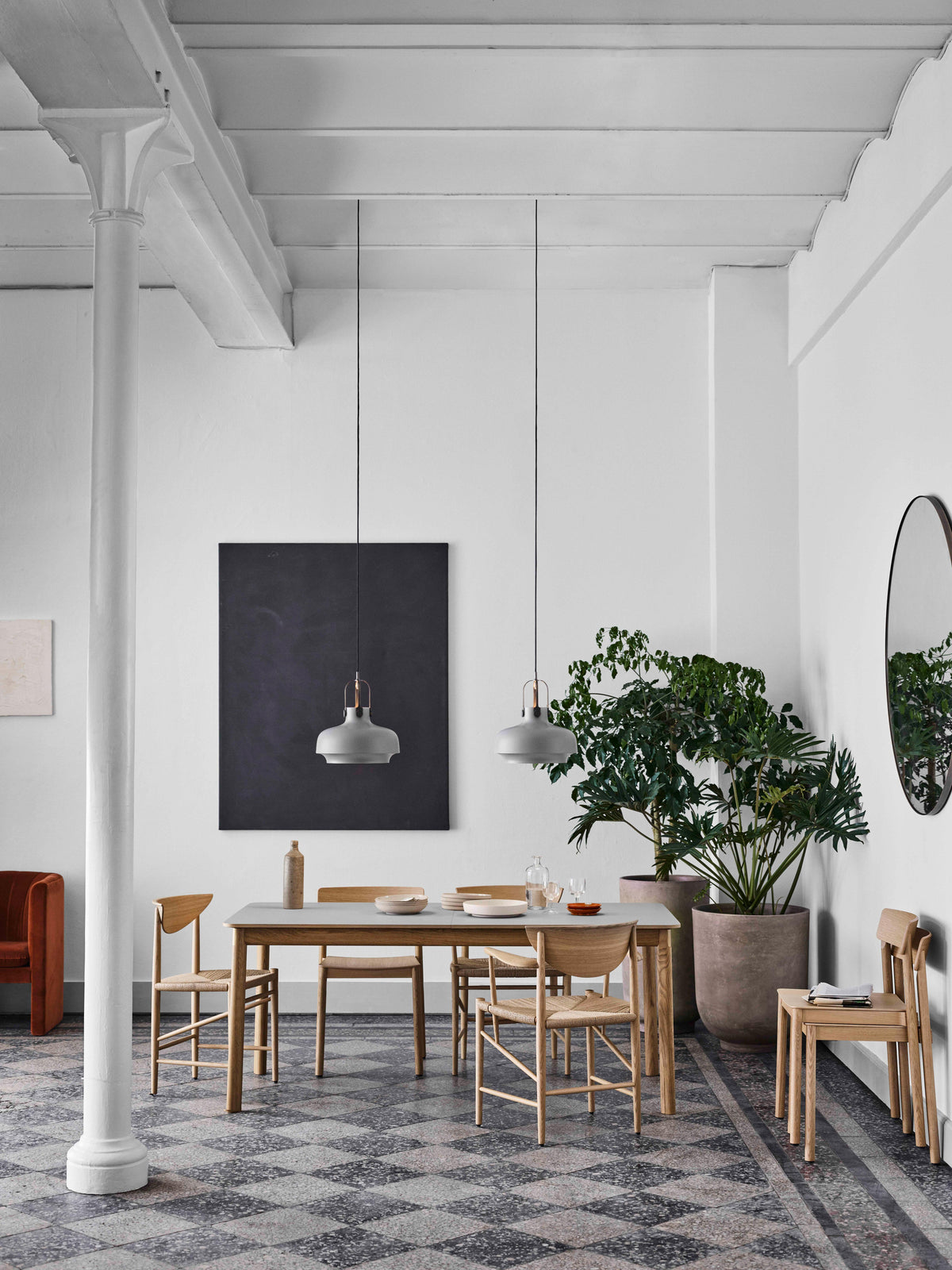 Rozkladací stôl PATCH so šedou laminovanou doskou a dymovou dubovou základňou