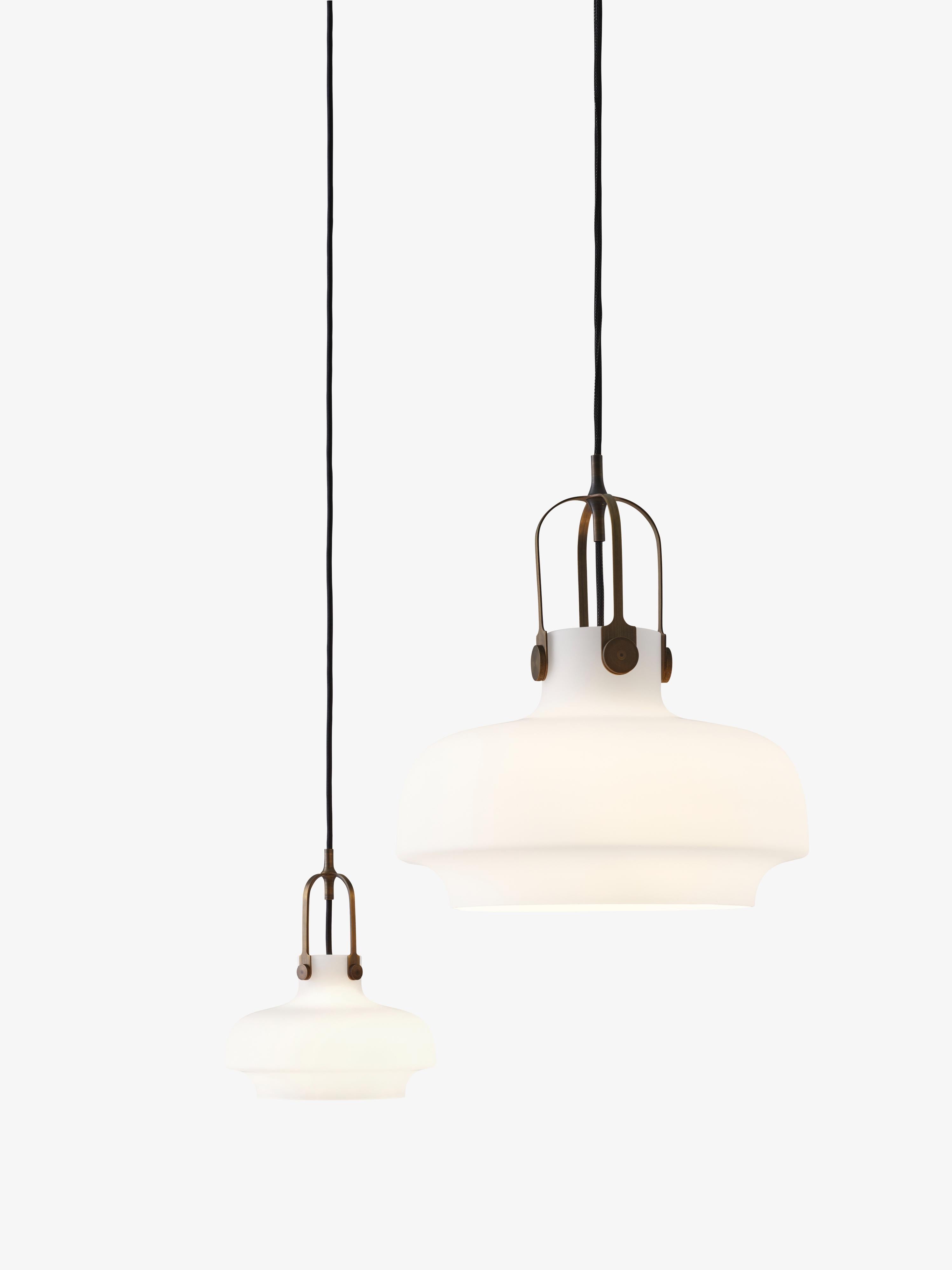 Lampa visí COPENHAGEN s opálovým tienidlo a hnedým povrchom.
