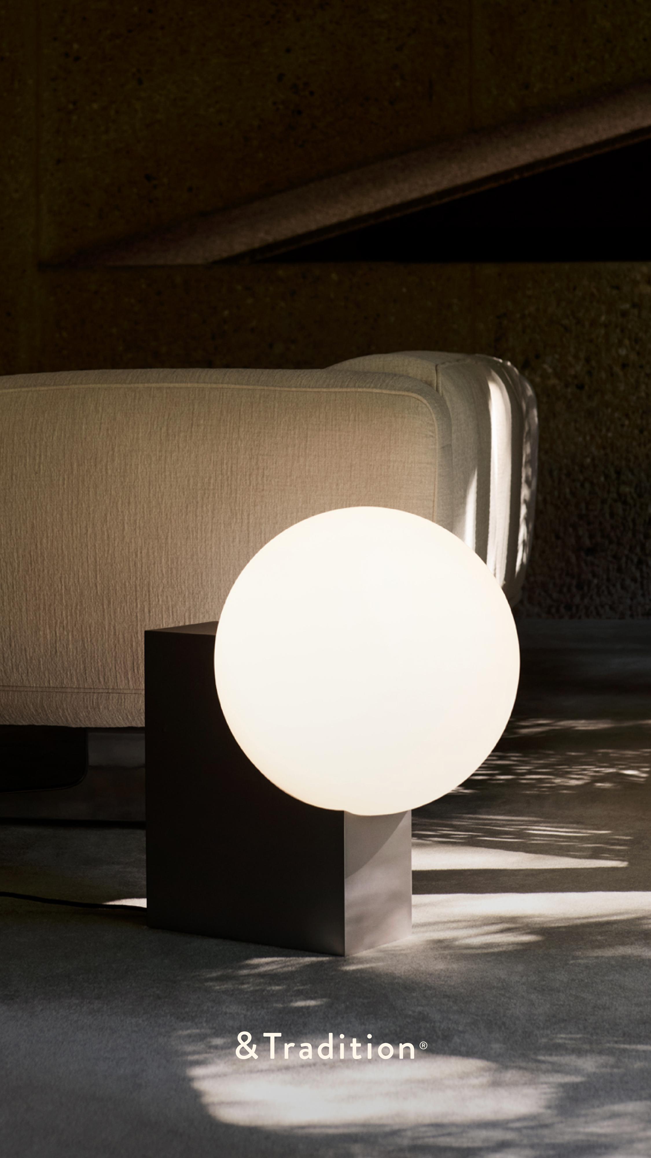 Lampa podlahová JOURNEY SH4 so skleneným tienidlo a brúsenou oceľovou základňou