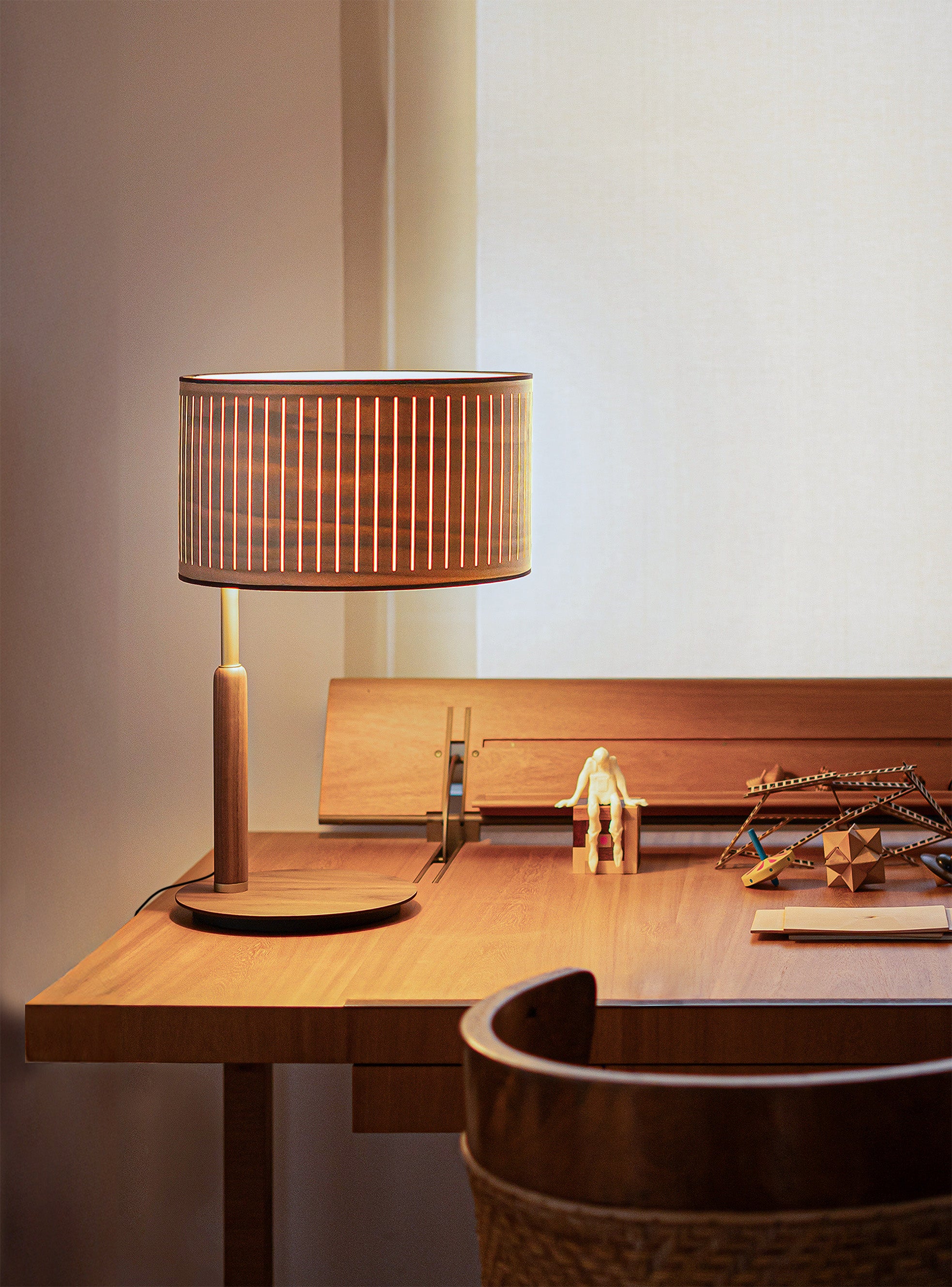 AUTUMN walnut wood table lamp