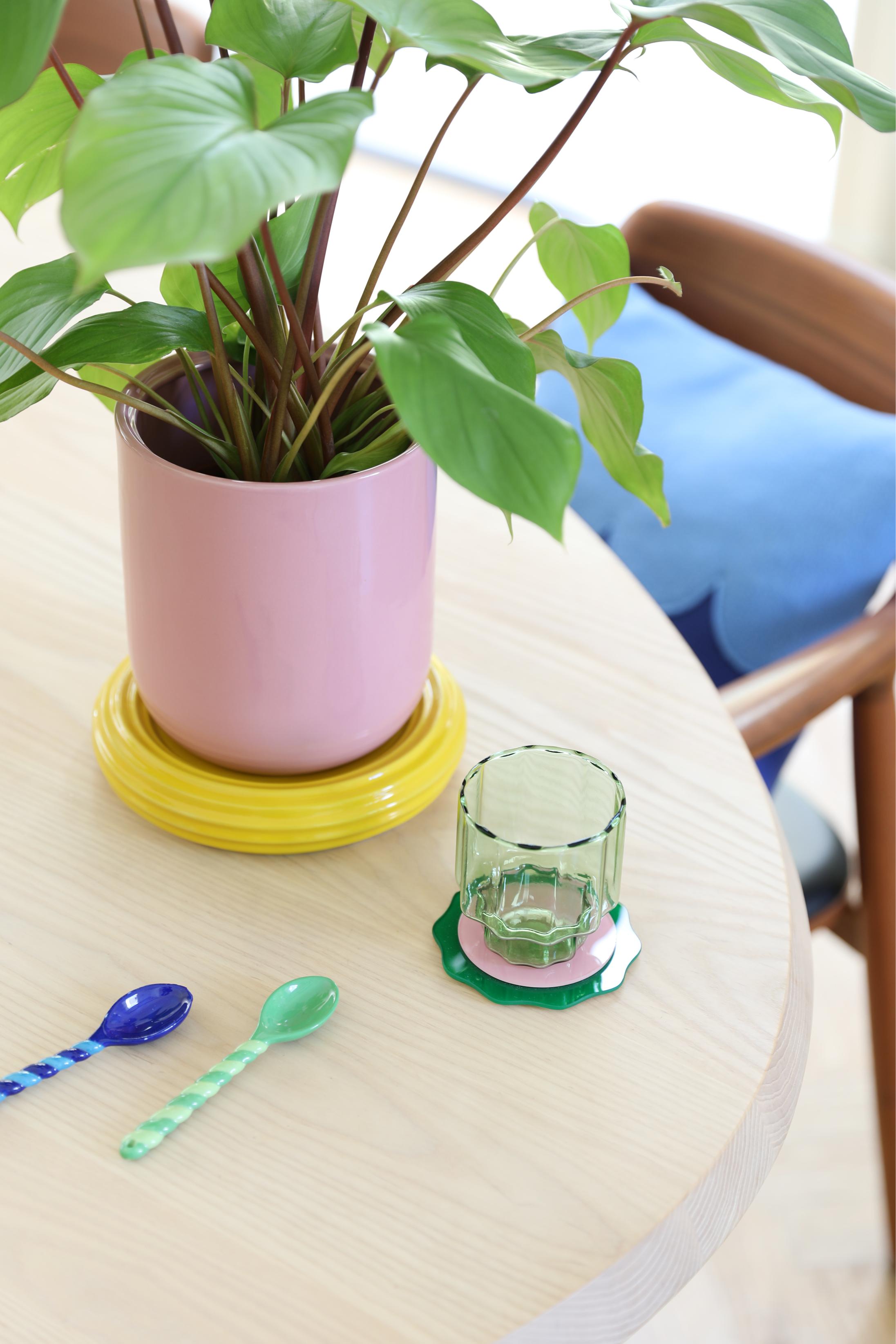 CHURROS pot in pink with a yellow saucer
