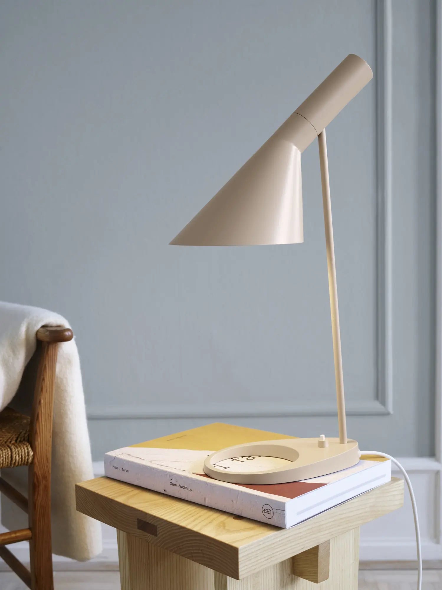 Lampa stołowa AJ ciepły piaskowy – Louis Poulsen