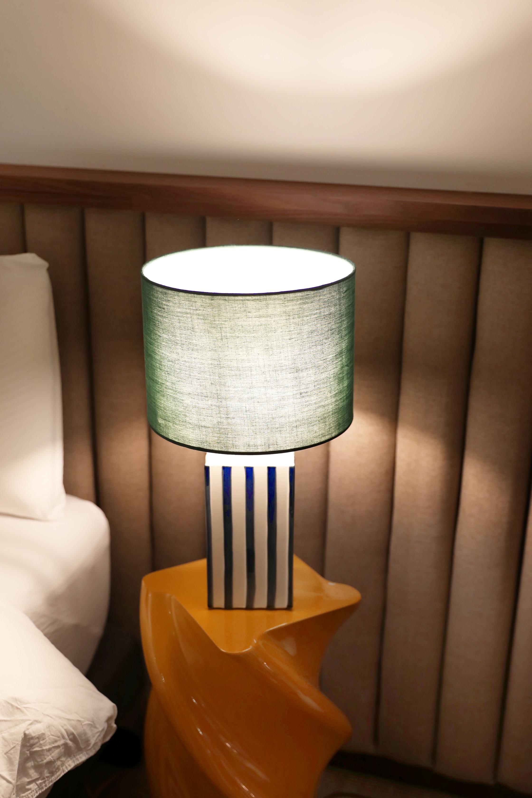 Stolná lampa STREAK modro-biela so zeleným tienidlom