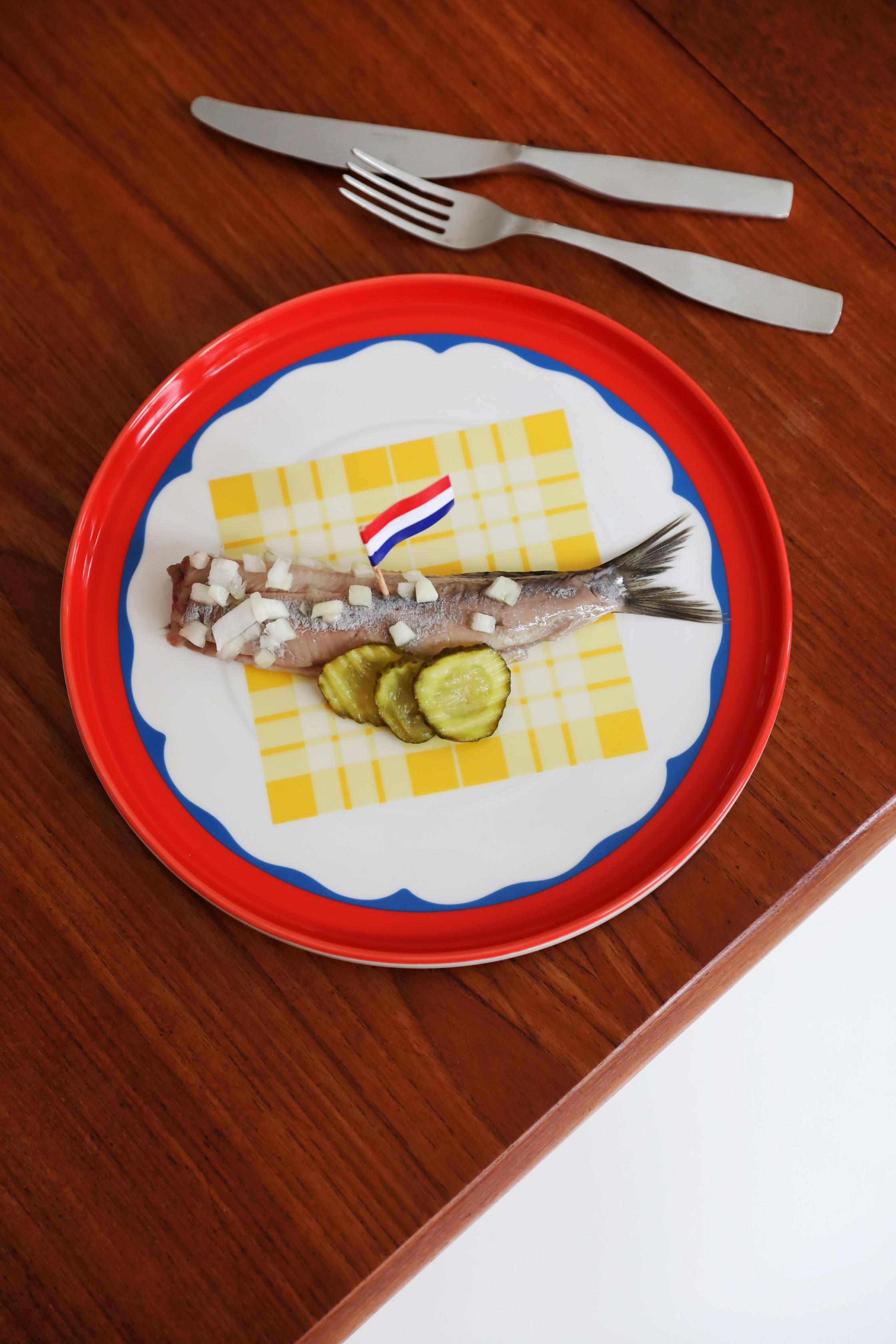 DAYDREAM WAVE dinner plate yellow with white and red