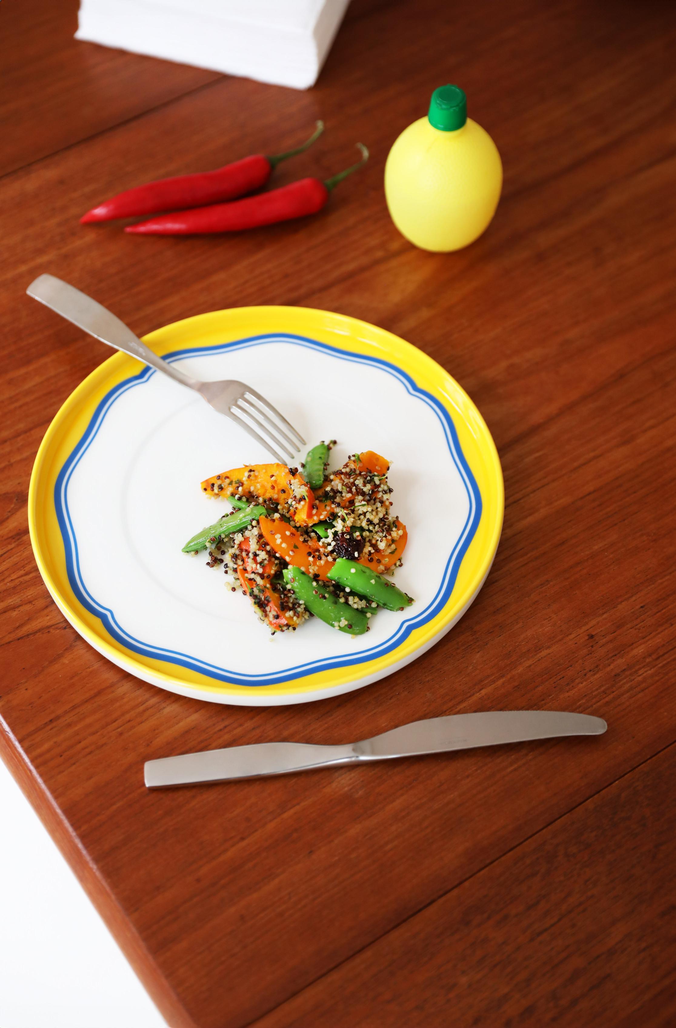 DAYDREAM BULGE white dinner plate with yellow and blue