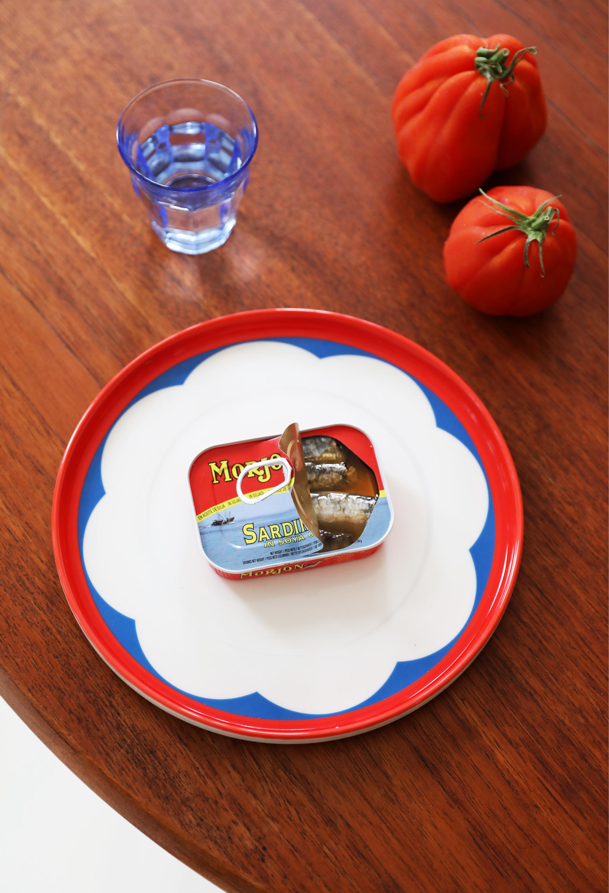 DAYDREAM ARCH white dinner plate with red and blue