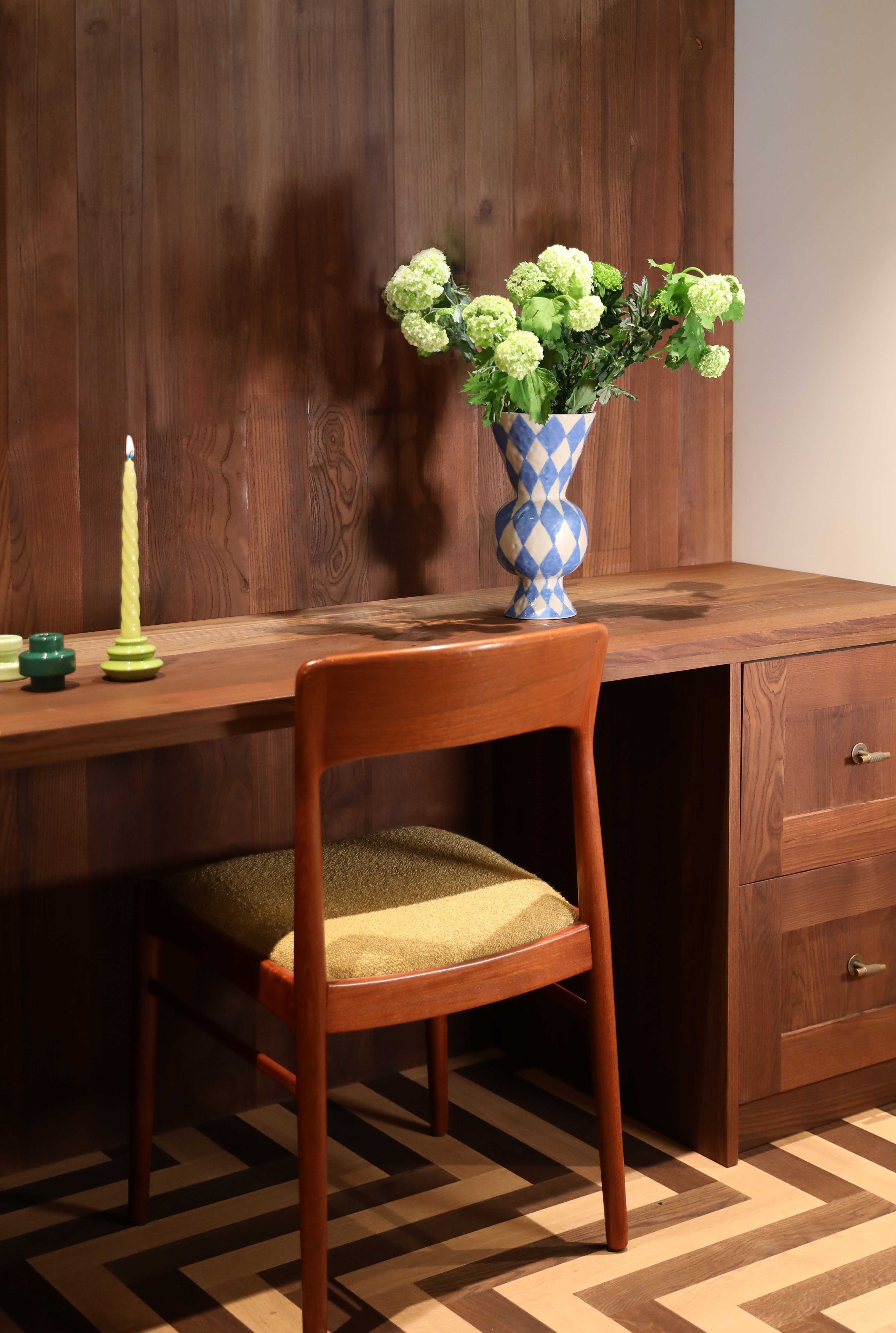 Biely rhombický váza s modrým dekorom