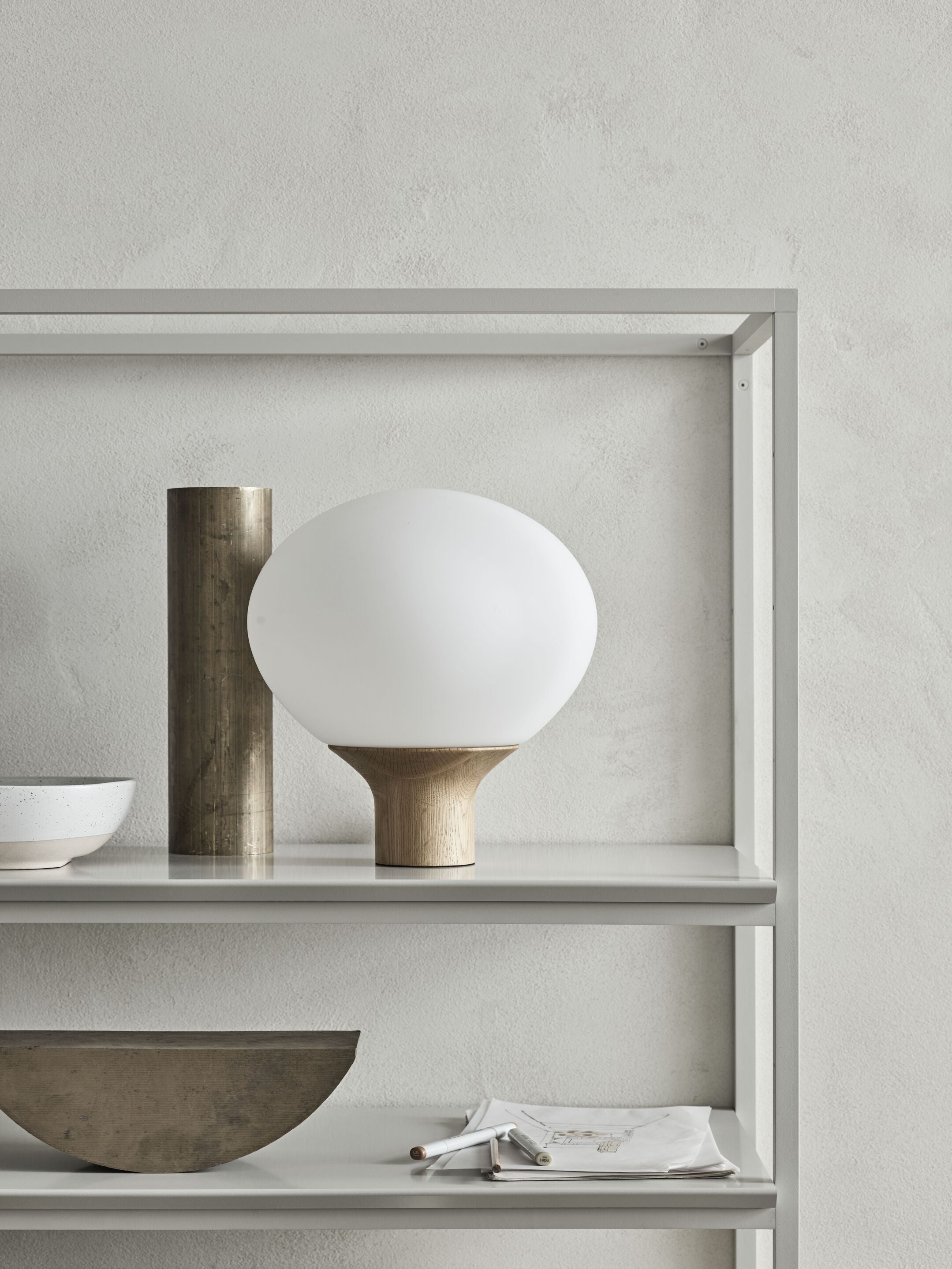 Stolná lampa ACORN s podstavcom z dubového dreva