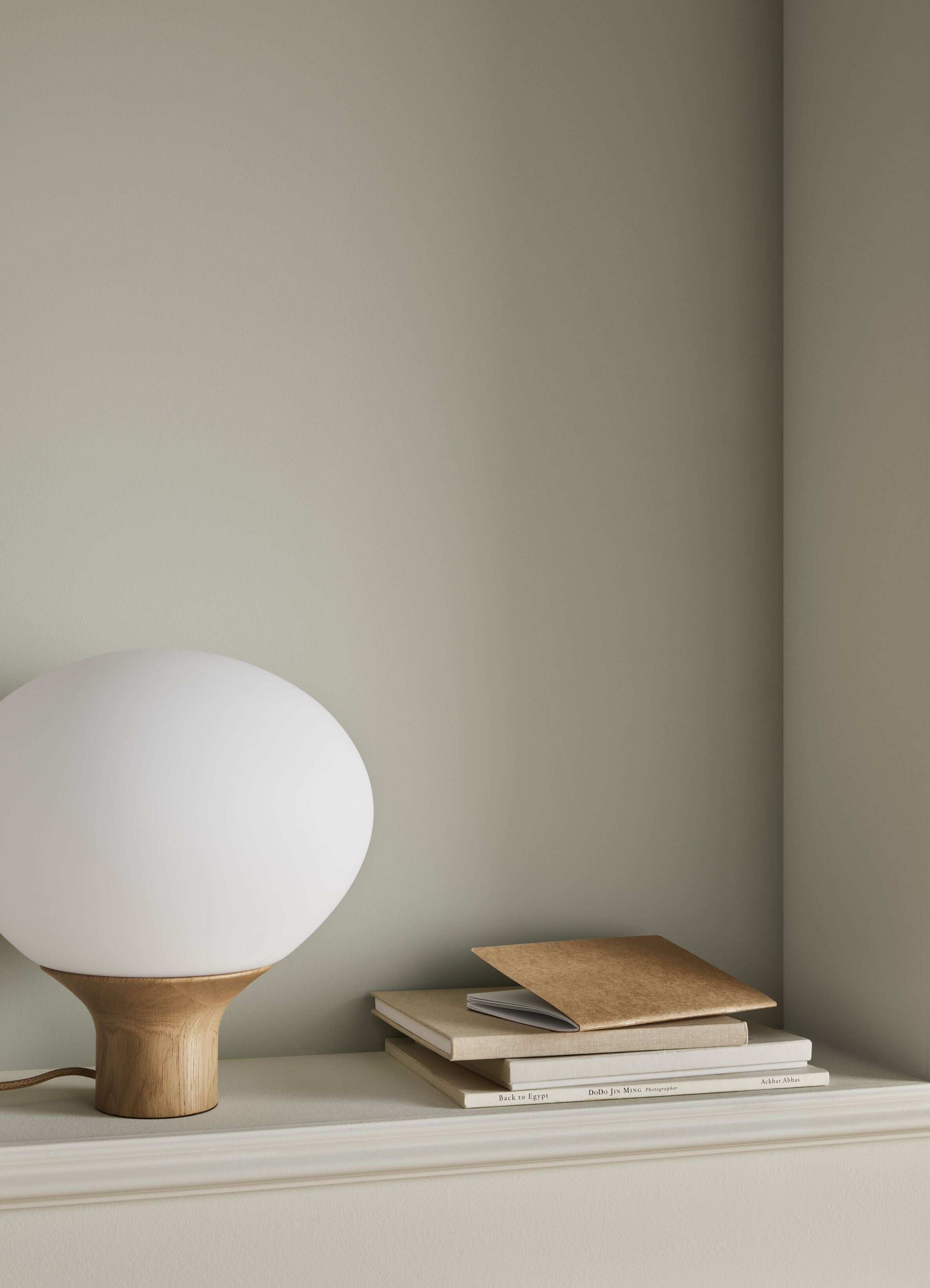 Stolná lampa ACORN s podstavcom z dubového dreva