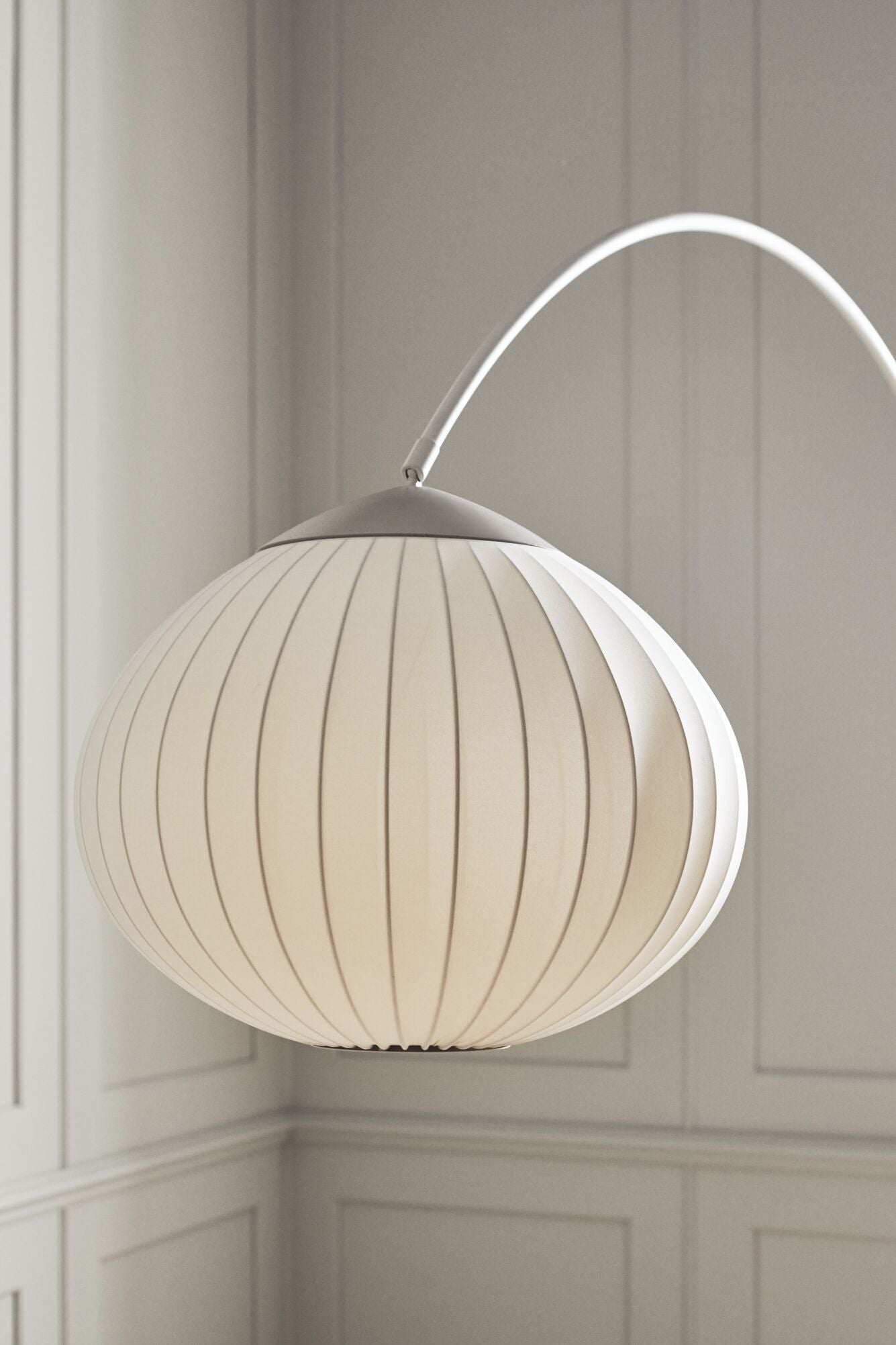 Stojaca lampa ACORN biela s podstavcom zo šedého betónu
