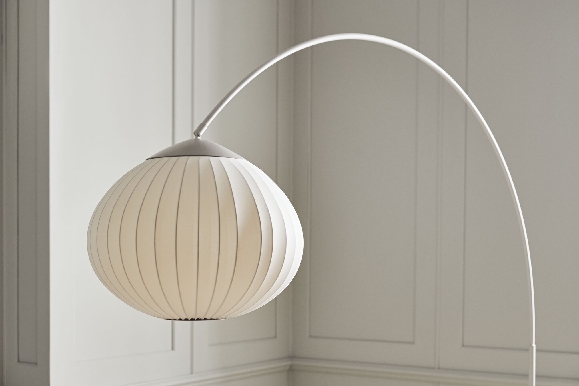 Stojaca lampa ACORN biela s podstavcom zo šedého betónu