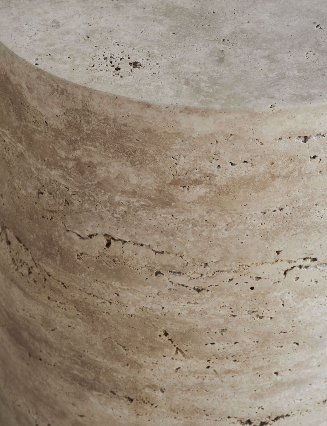 Stojaca lampa ACORN biela s podstavcom z krémového betónu