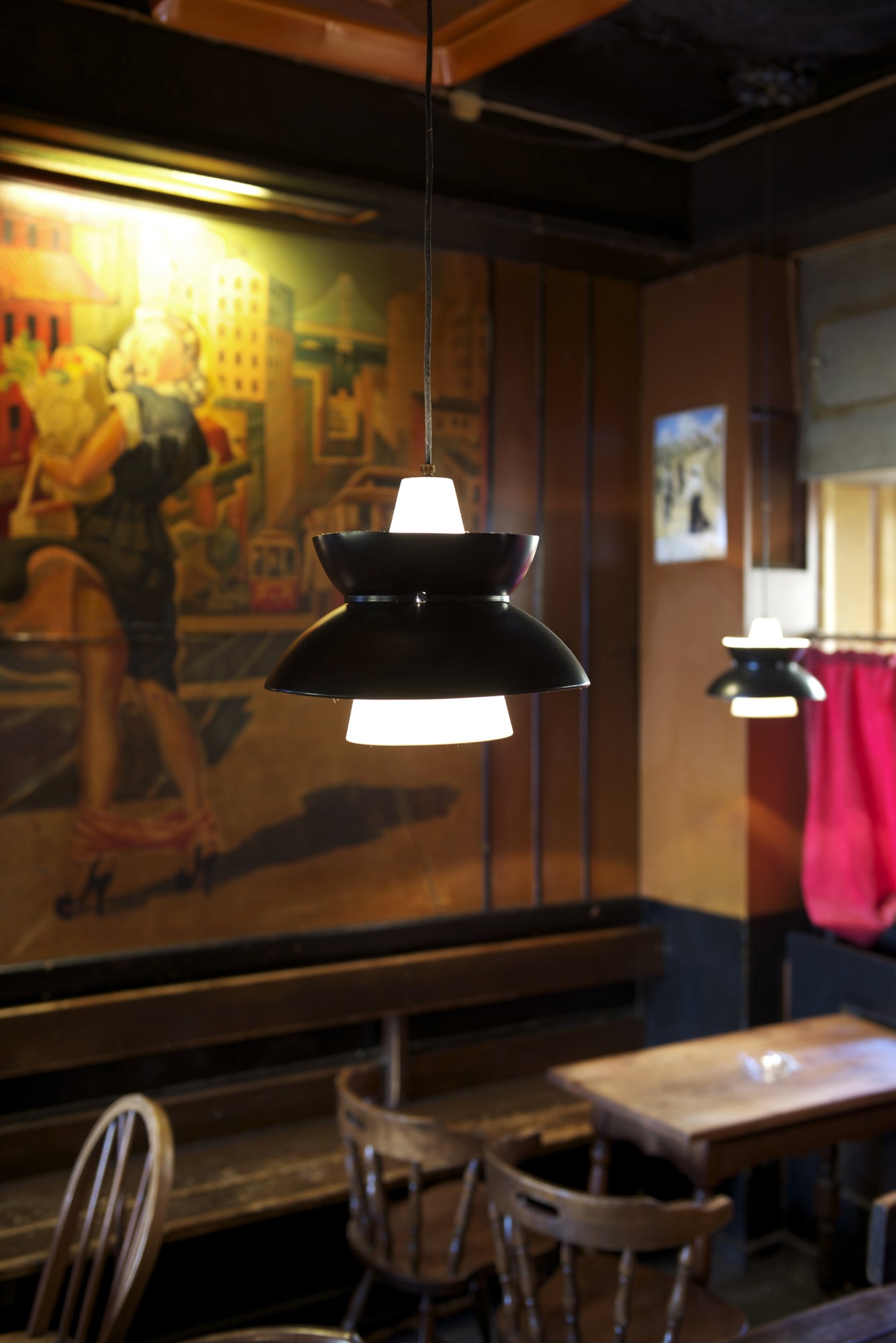 Závesná lampa DOO-WOP biela s tmavosivým povrchom