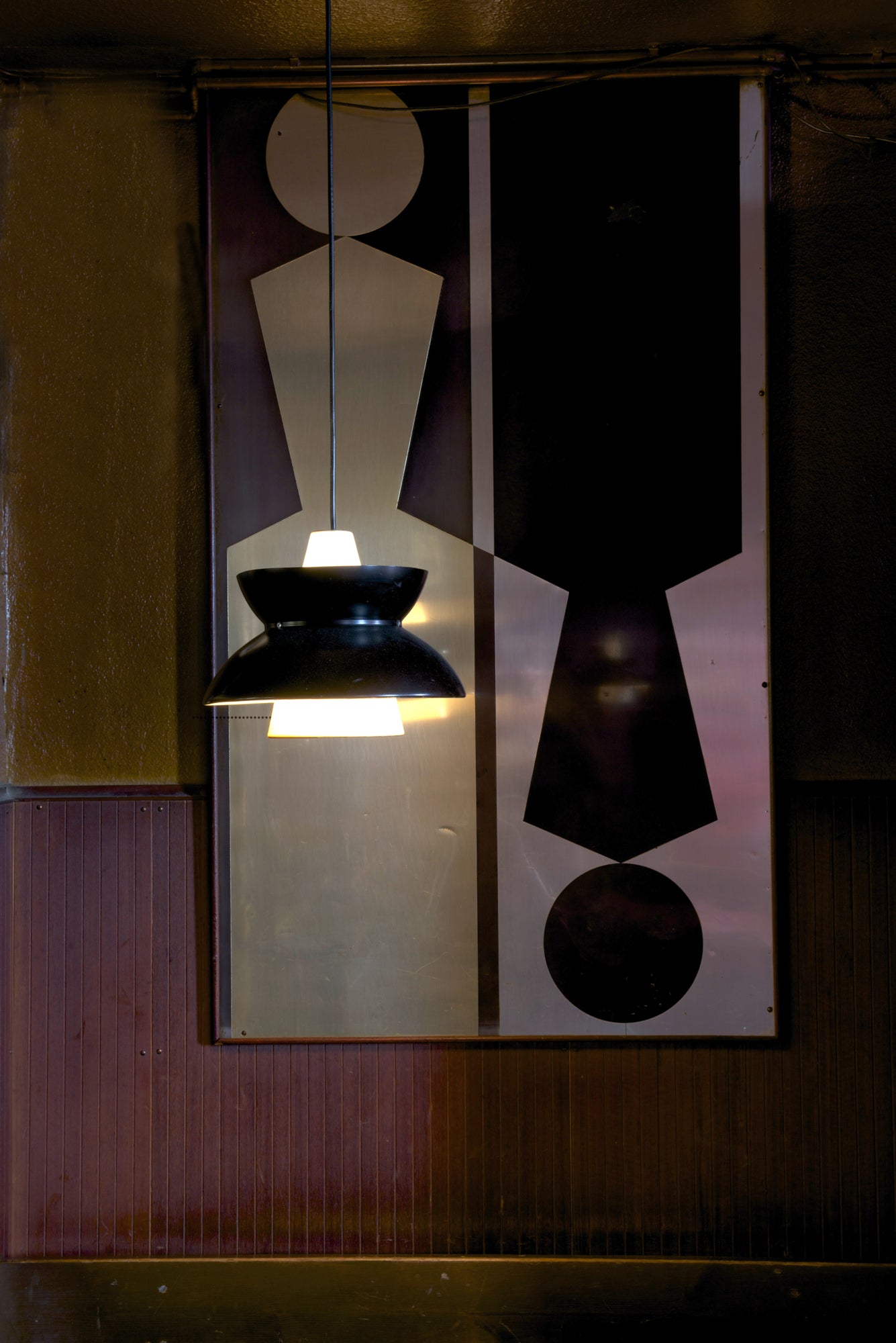 Závesná lampa DOO-WOP biela s tmavosivým povrchom