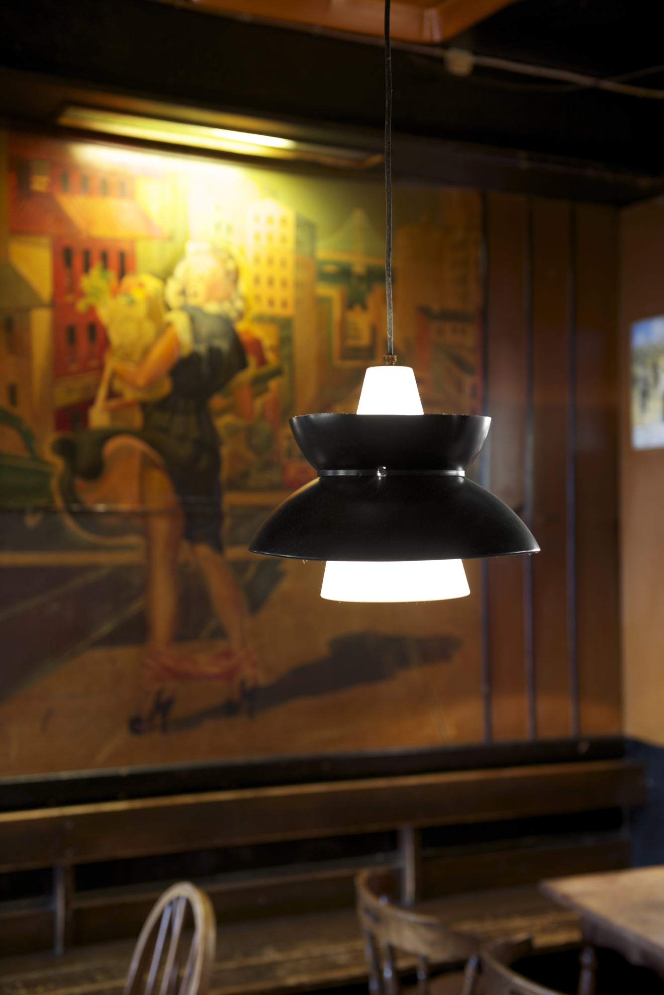Závesná lampa DOO-WOP biela s tmavosivým povrchom