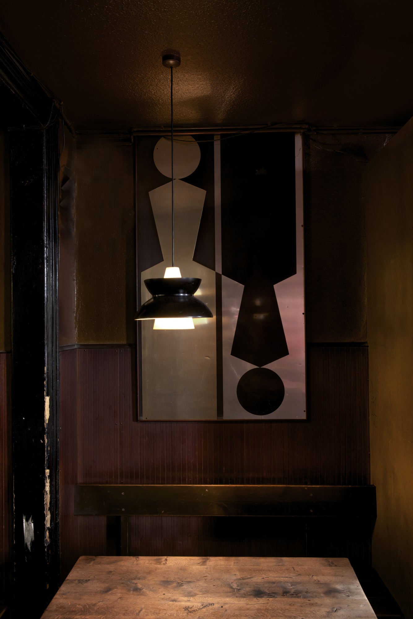 Závesná lampa DOO-WOP biela s tmavosivým povrchom
