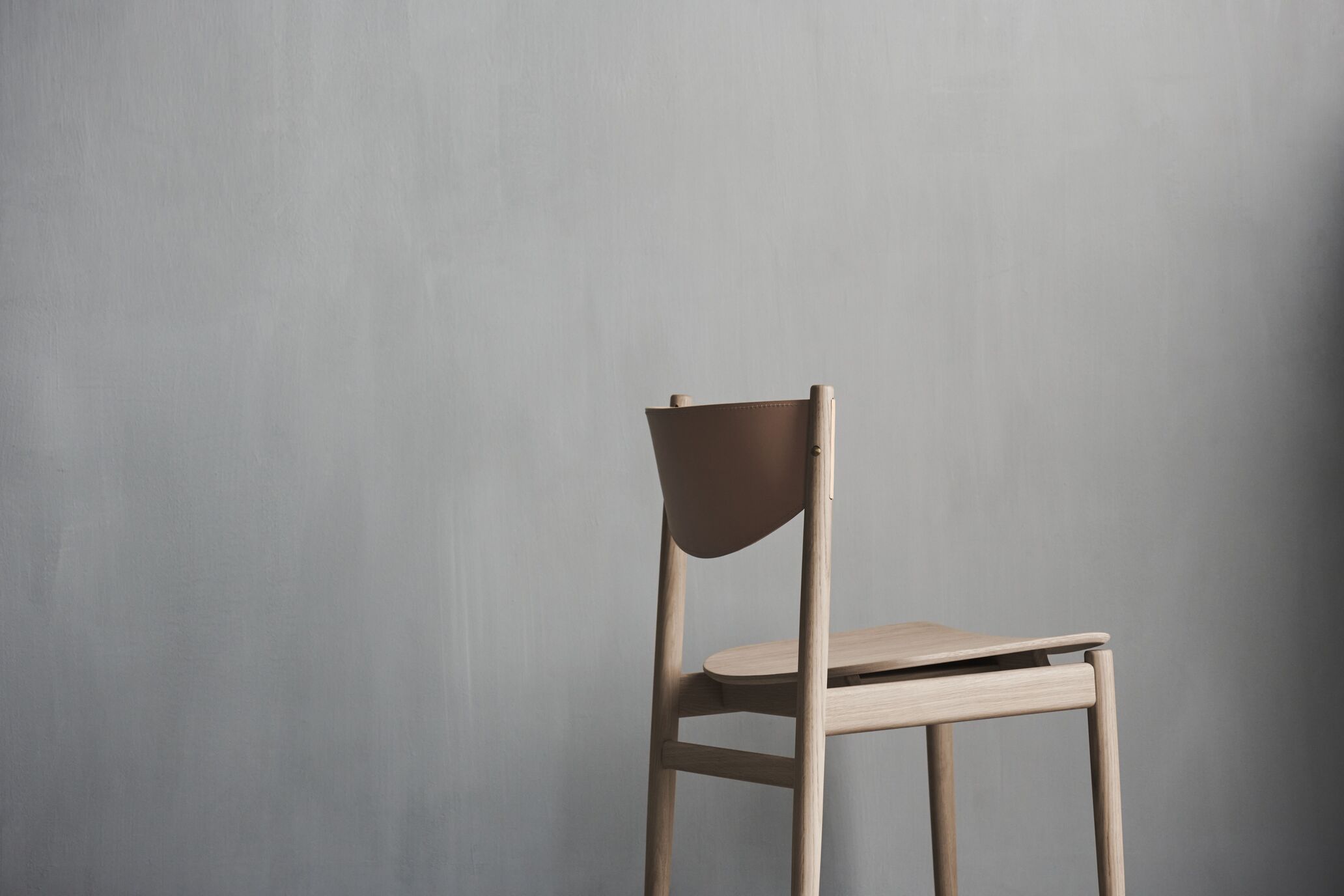 Stolička APELLE z dubového dreva