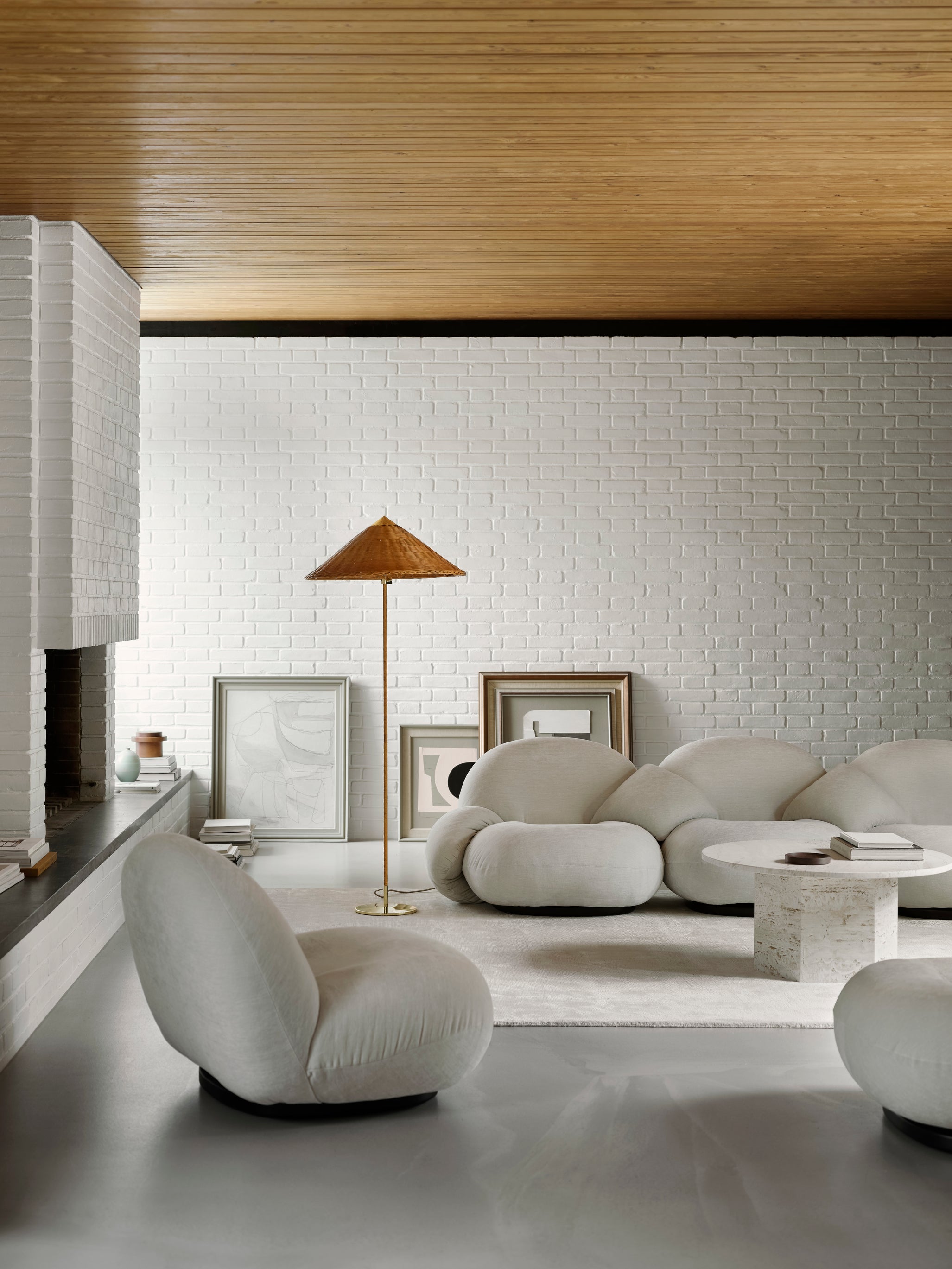 Pohovka 3-miestna PACHA čalúnená s čiernym podstavcom