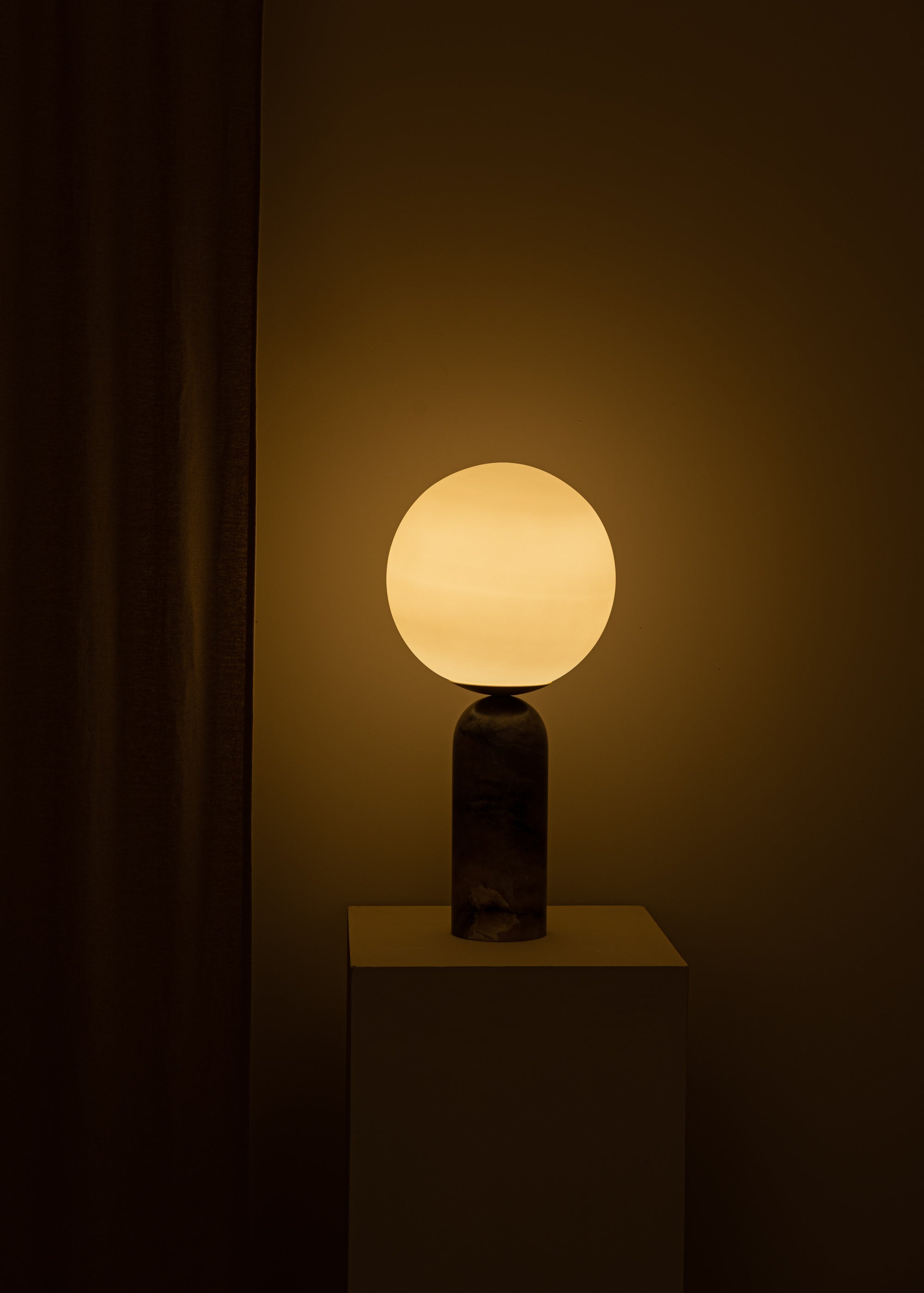 Stolná lampa ATLAS tmavý béžový alabaster