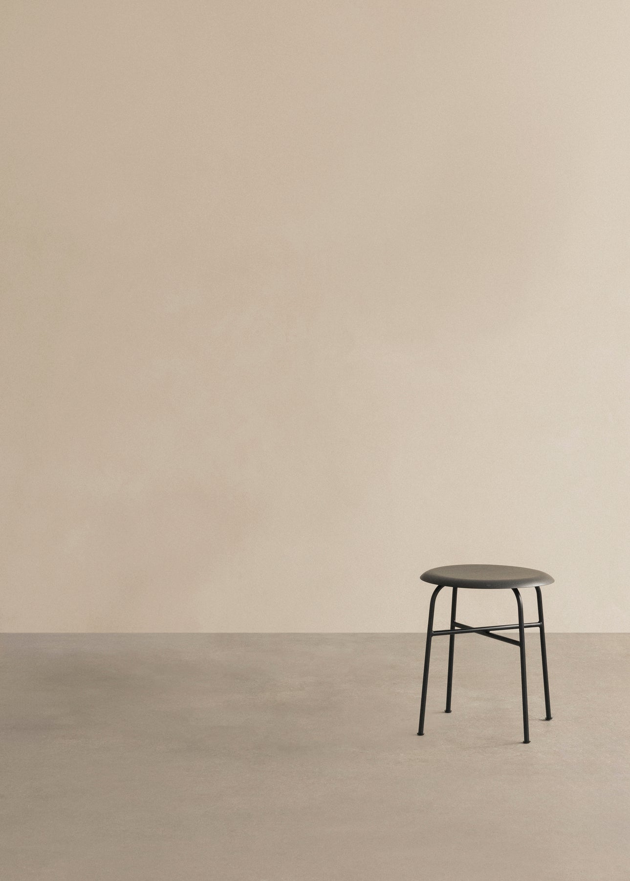 Stolička AFTEROOM tmavý dubový dyha so železnou základňou