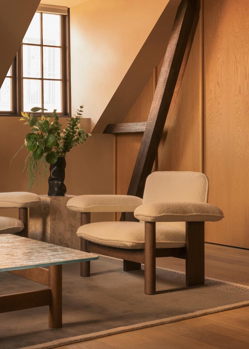 BRASILIA Armchair in Beige with Oak Base