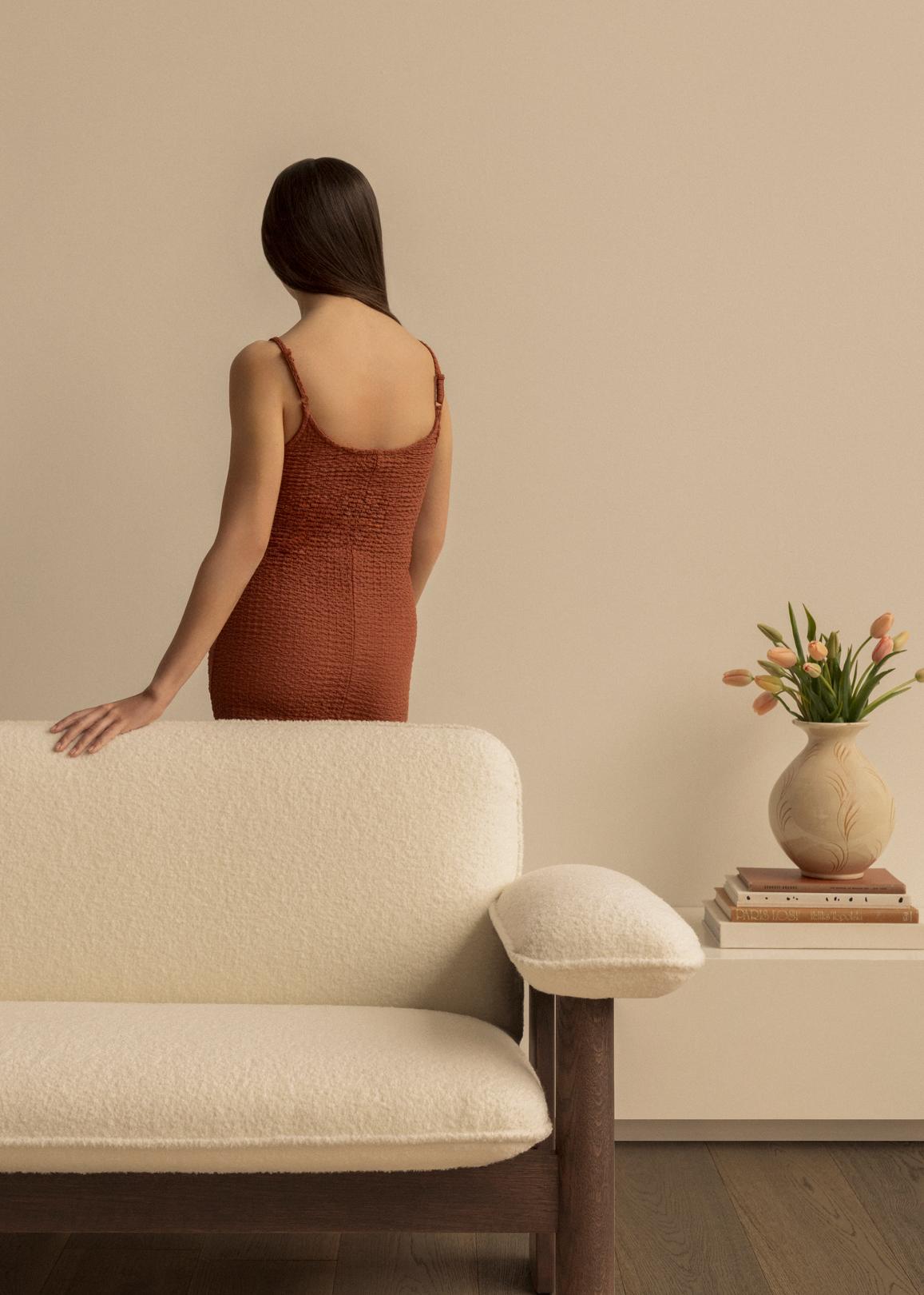 Sofa BRASILIA hnedá ovčia koža s tmavým dubovým podstavcom